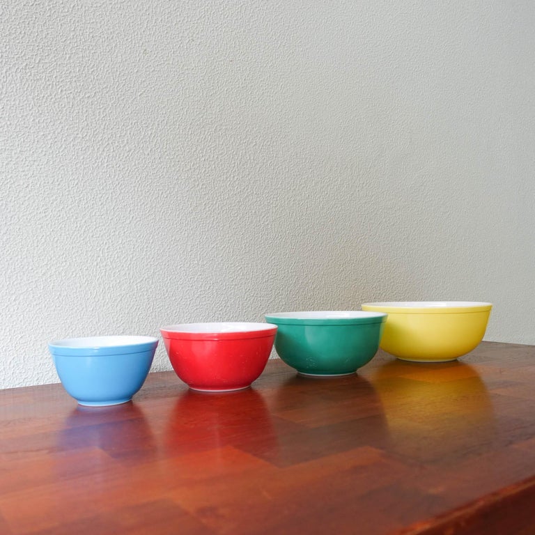 Set of Four Vintage Pyrex Primary Color Mixing Bowls, 1950s For Sale at