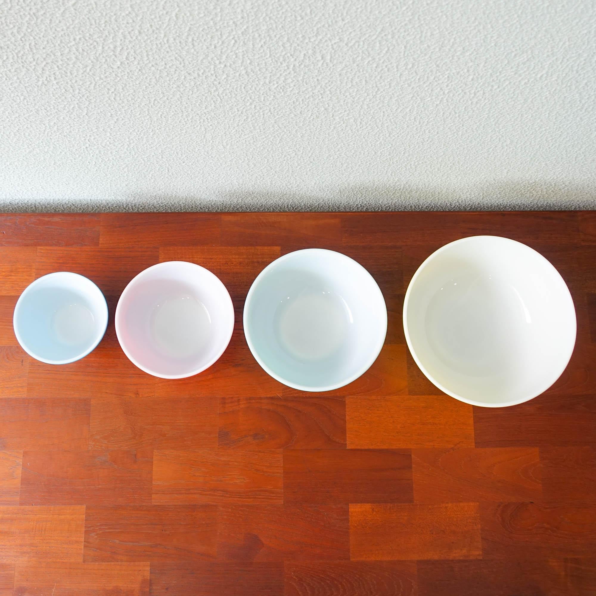 Mid-Century Modern Set of Four Vintage Pyrex Primary Color Mixing Bowls, 1950s For Sale