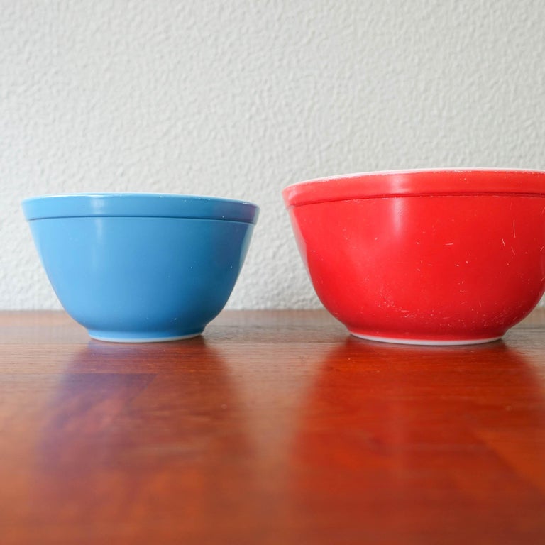 Set of Four Vintage Pyrex Primary Color Mixing Bowls, 1950s For Sale at