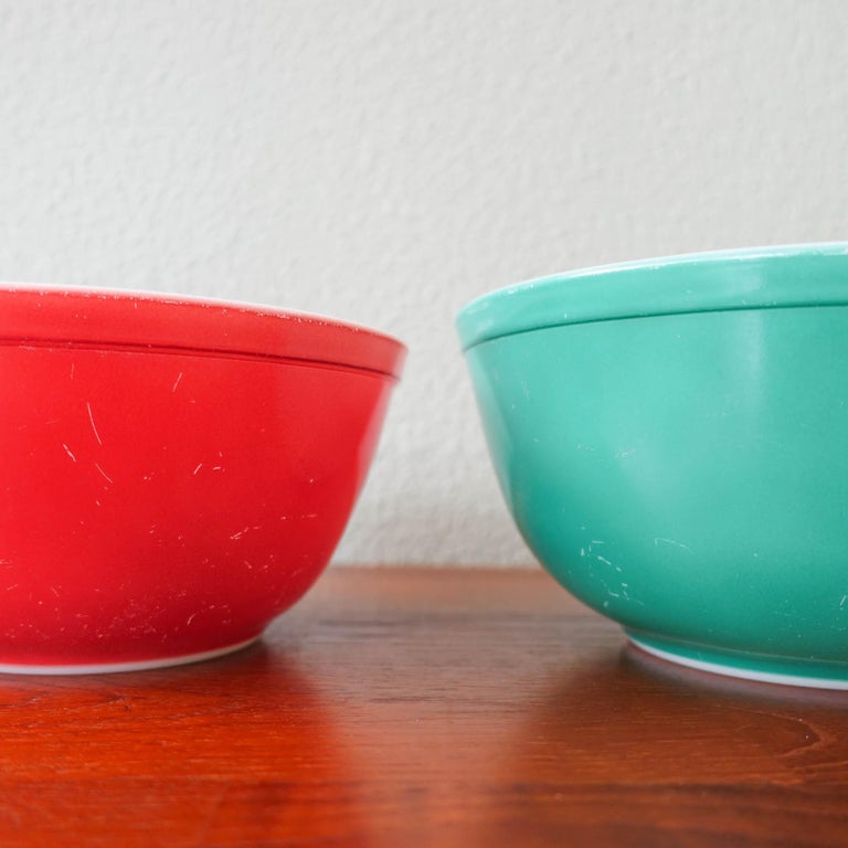 Set of Four Vintage Pyrex Primary Color Mixing Bowls, 1950s For Sale at