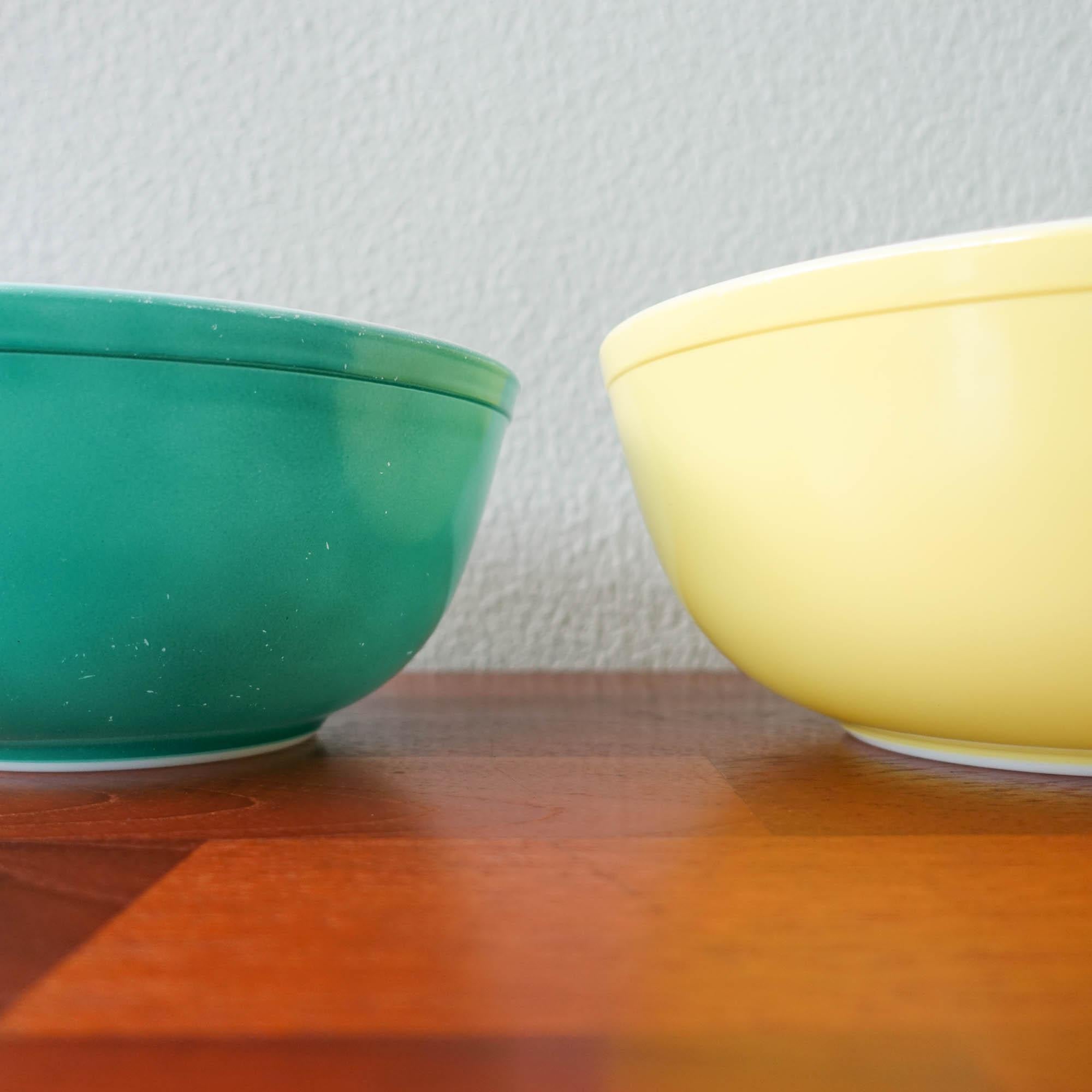 Mid-20th Century Set of Four Vintage Pyrex Primary Color Mixing Bowls, 1950s For Sale