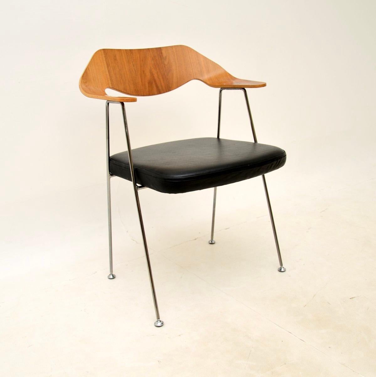 Un ensemble iconique et extrêmement élégant de quatre chaises de salle à manger vintage Robin Day 675. Conçu à l'origine en 1952, cet ensemble a été fabriqué sous licence par Case furniture, il date du 21ème siècle.

Il s'agit d'un design