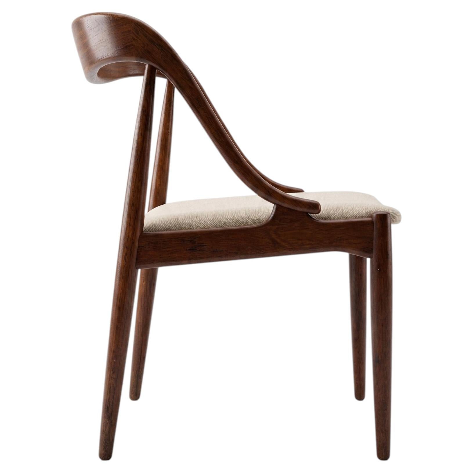 Juego de cuatro sillas de comedor escandinavas de estilo vintage, diseñadas por Johannes Andersen, década de los 60 en venta