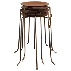 Lot de quatre tables empilables vintage en acier et noyer, attribuées à Tony Paul