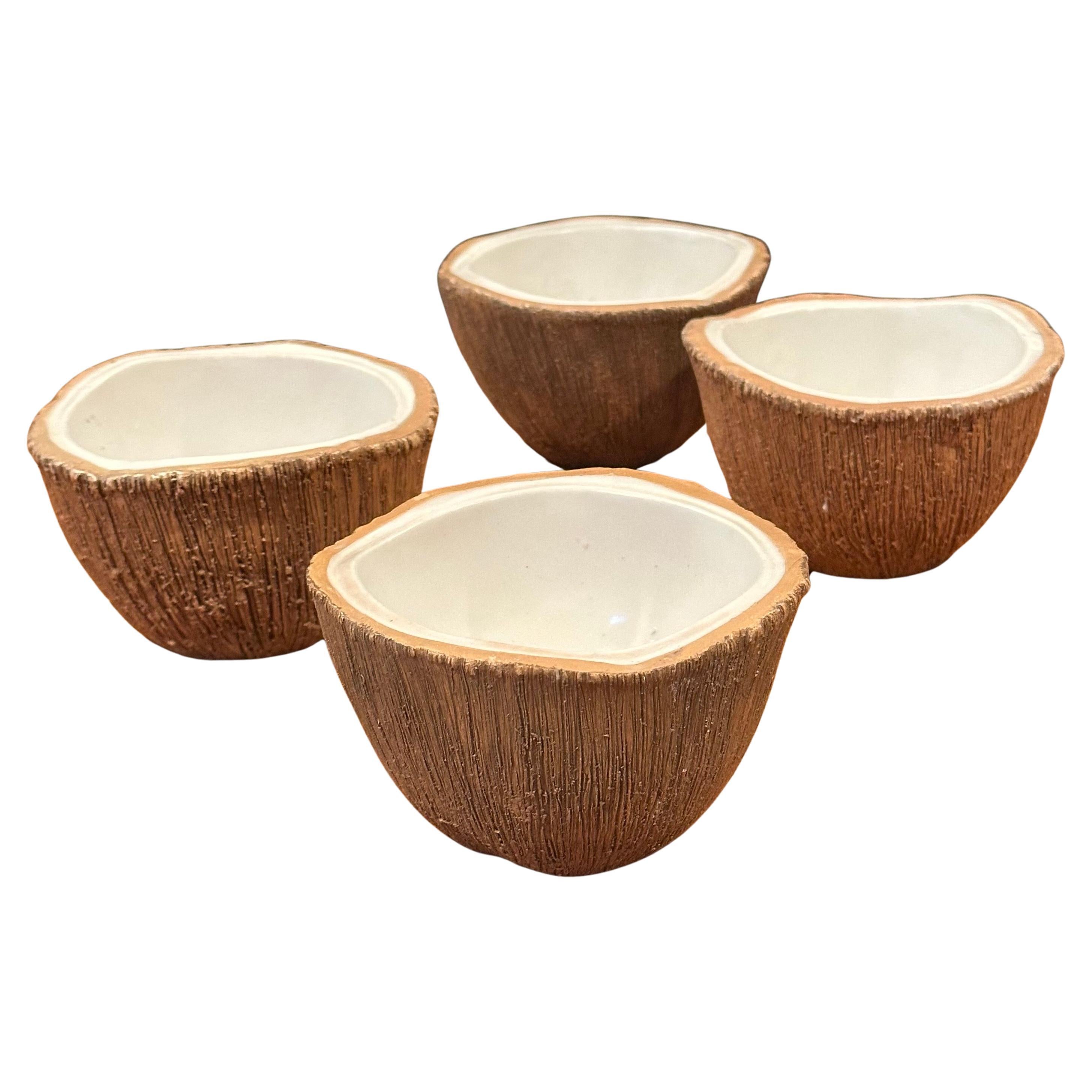 Satz von vier Vintage "Tiki Coconut" Steingutschalen von Ed Langbein im Angebot