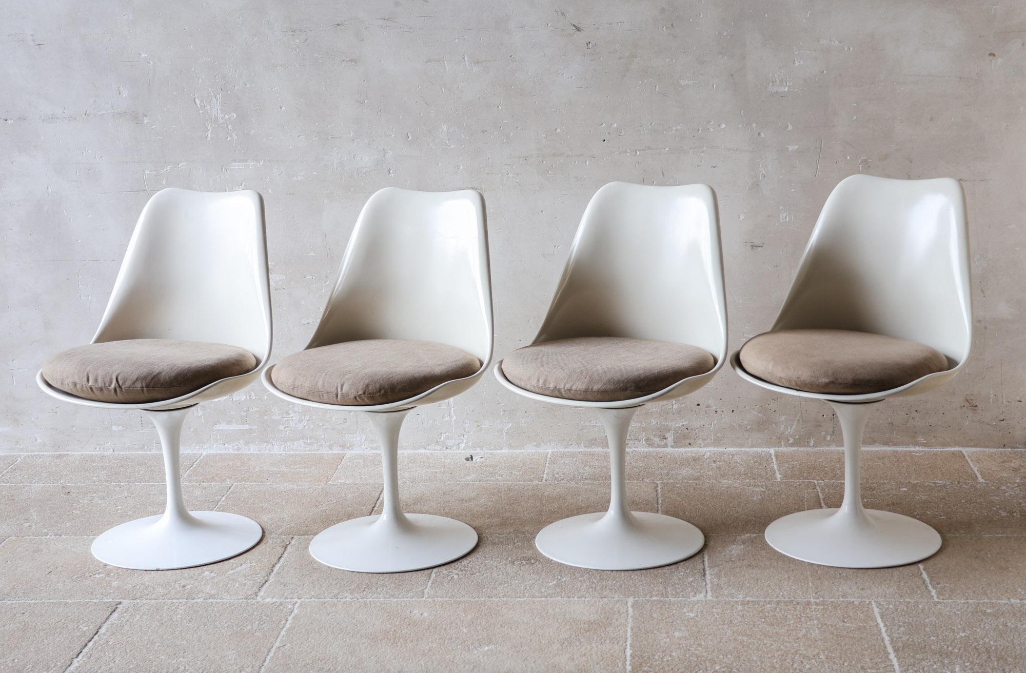 Uno splendido set di quattro sedie Tulip vintage, attribuite a Eero Saarinen per Knoll. Queste iconiche sedie, famose per la loro elegante forma organica e la base minimalista, sono dei veri e propri classici del design di metà secolo. Le sedie sono