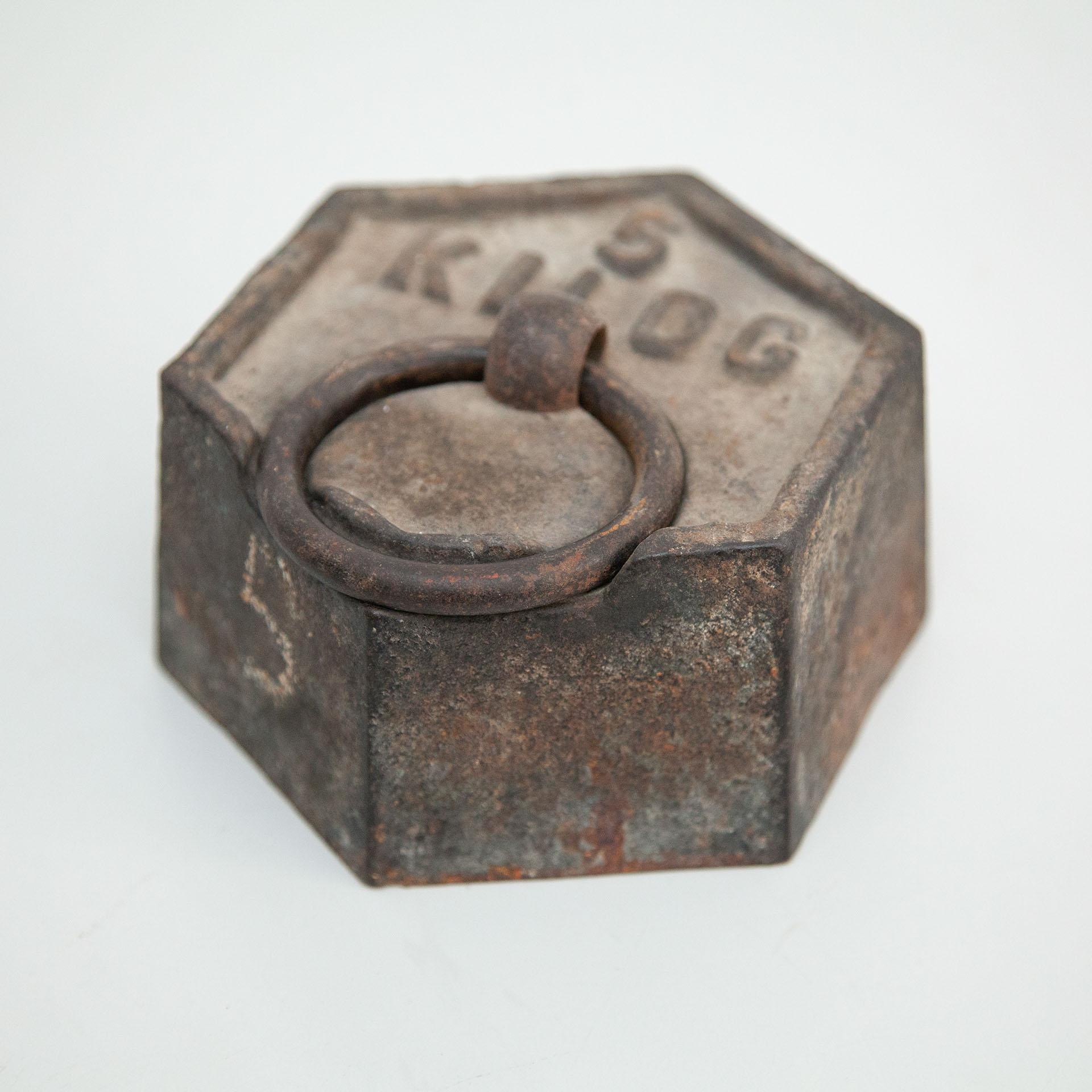 Set of Four Vintage Weights, circa 1920 3