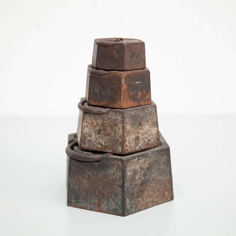 Ensemble de quatre poids vintage : 5, 2, 1,5 kg. Par un fabricant inconnu, vers 1920.  En état d'origine, avec une usure mineure conforme à l'âge et à l'utilisation, préservant une belle patine.    Dimensions :  Ø 12,5 cm x H 20 cm.
