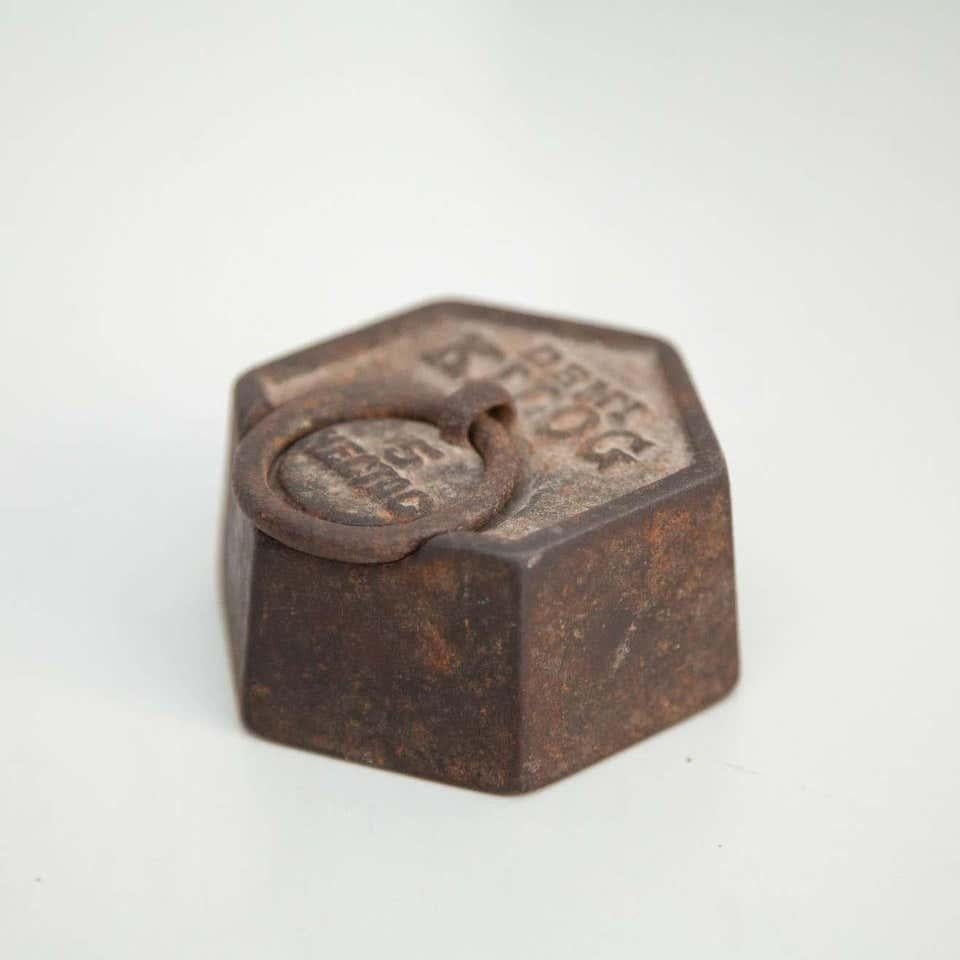 Métal Ensemble de quatre poids vintage, datant d'environ 1920 en vente