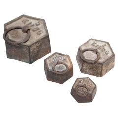 Ensemble de quatre poids vintage, datant d'environ 1920