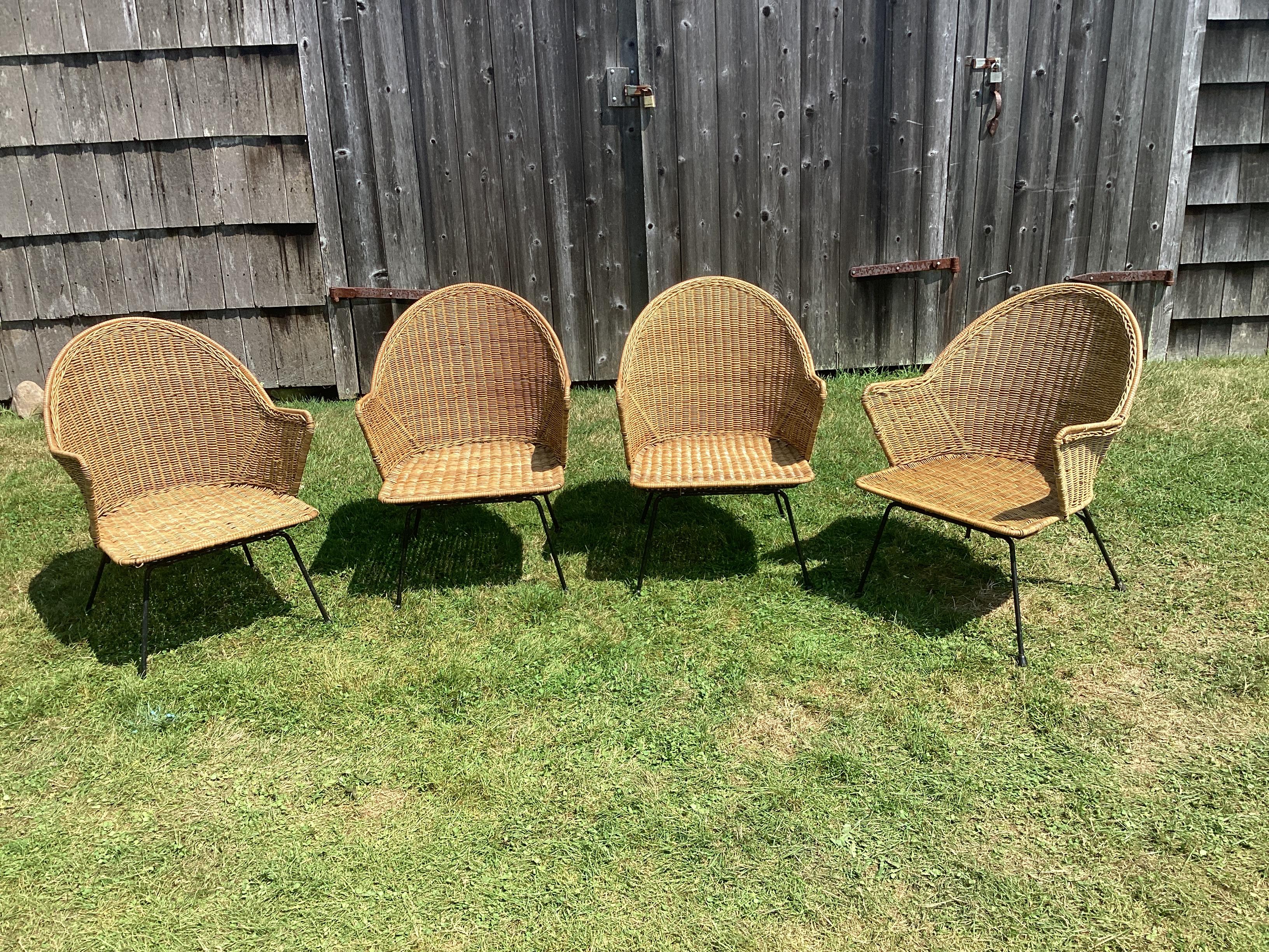Satz von vier Vintage Wicker and Iron Lounge Chairs. Ein sehr begehrtes Set aus einem Eisengestell und geflochtener Weide. Dieses Set wurde in den 1950er Jahren in Britisch-Hongkong hergestellt und ist noch in gutem Zustand mit einigen  erwartet,