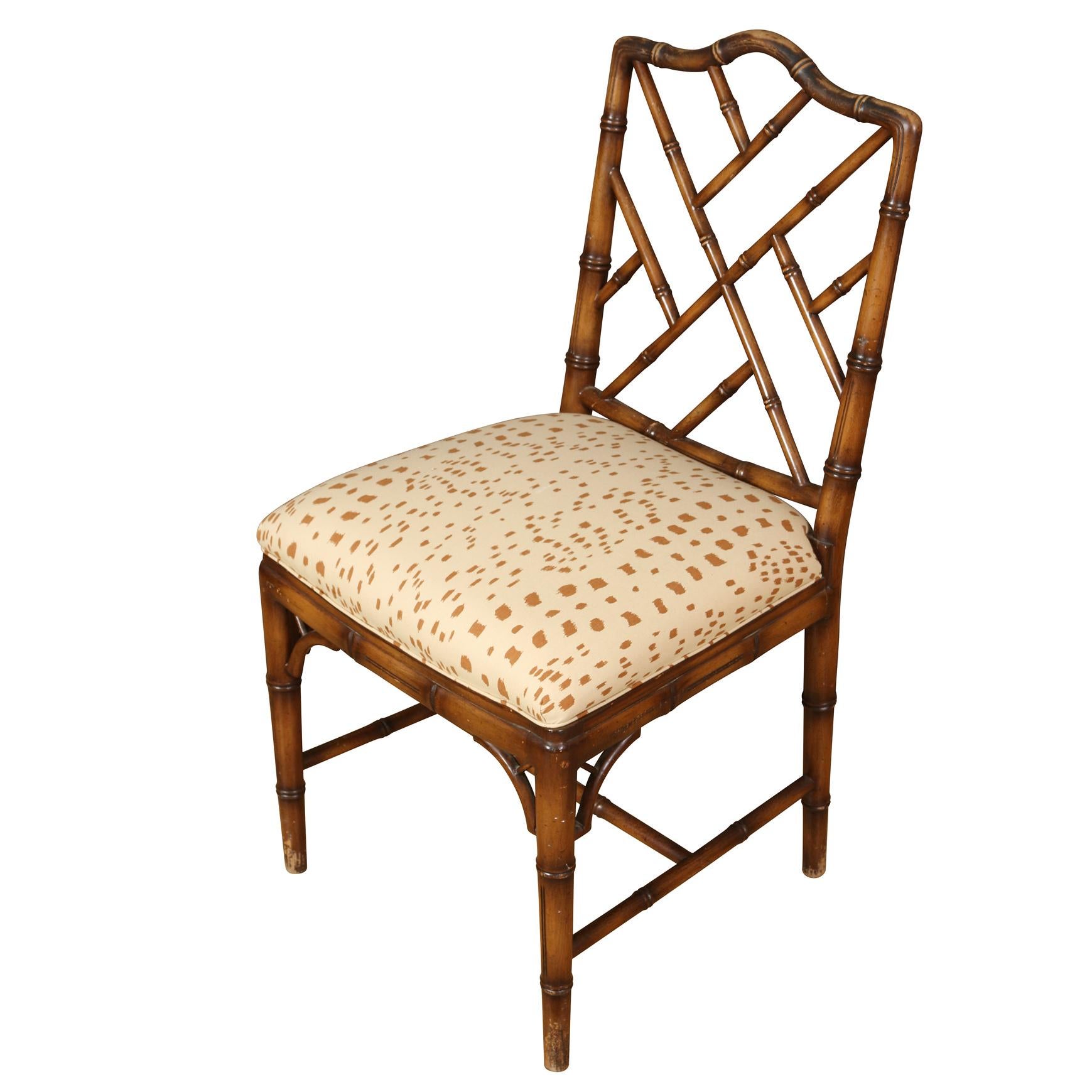 Chippendale Ensemble de quatre chaises vintage Yale Burge avec nouveaux coussins Les Touches en vente