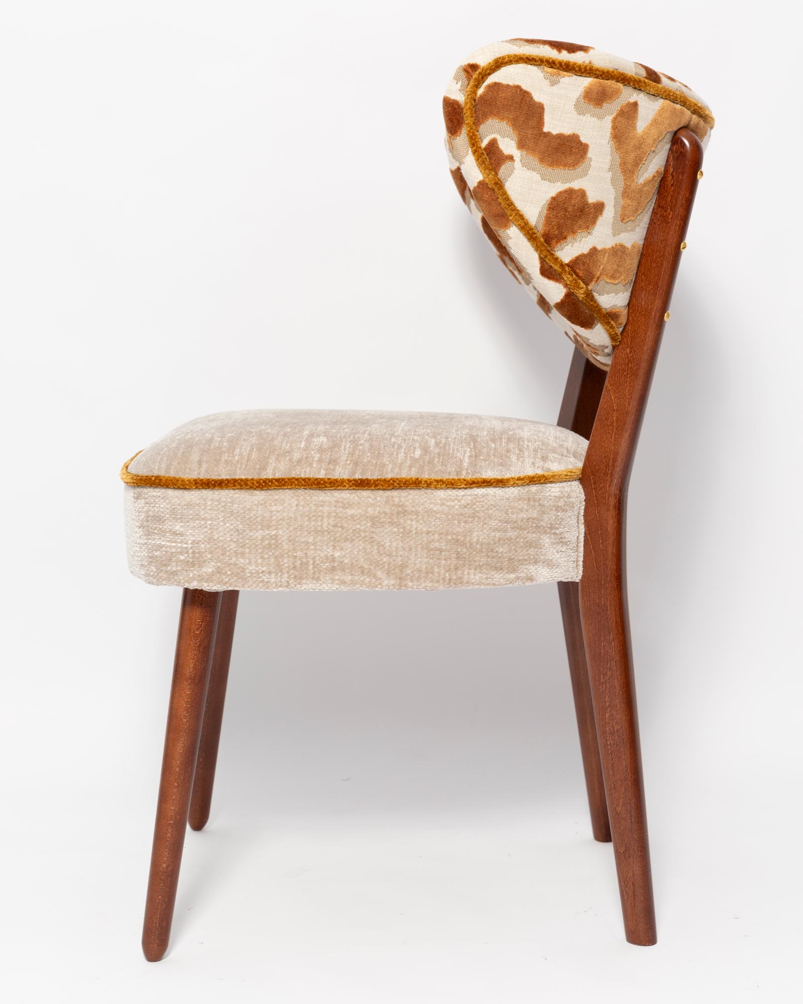 Satz von vier Vintola Studio Esszimmerstühlen, Casamance DEMOISELLE und NIMBUS Stoff (Polnisch) im Angebot