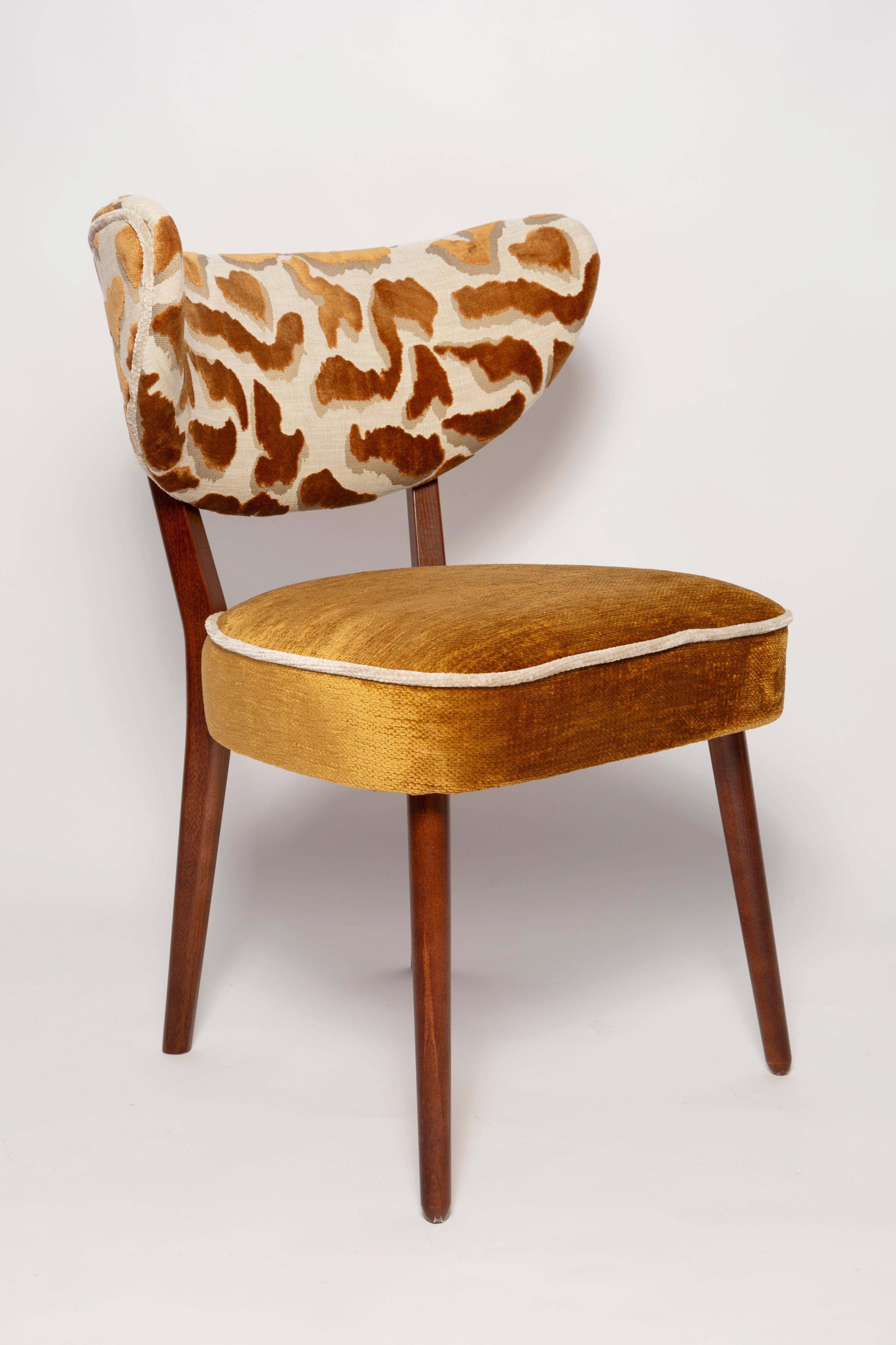 Satz von vier Vintola Studio Esszimmerstühlen, Casamance DEMOISELLE und NIMBUS Stoff (Bouclé) im Angebot