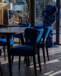 Ensemble de quatre chaises de salle à manger Vintola Studio, velours bleu marine, Perennials, Europe.