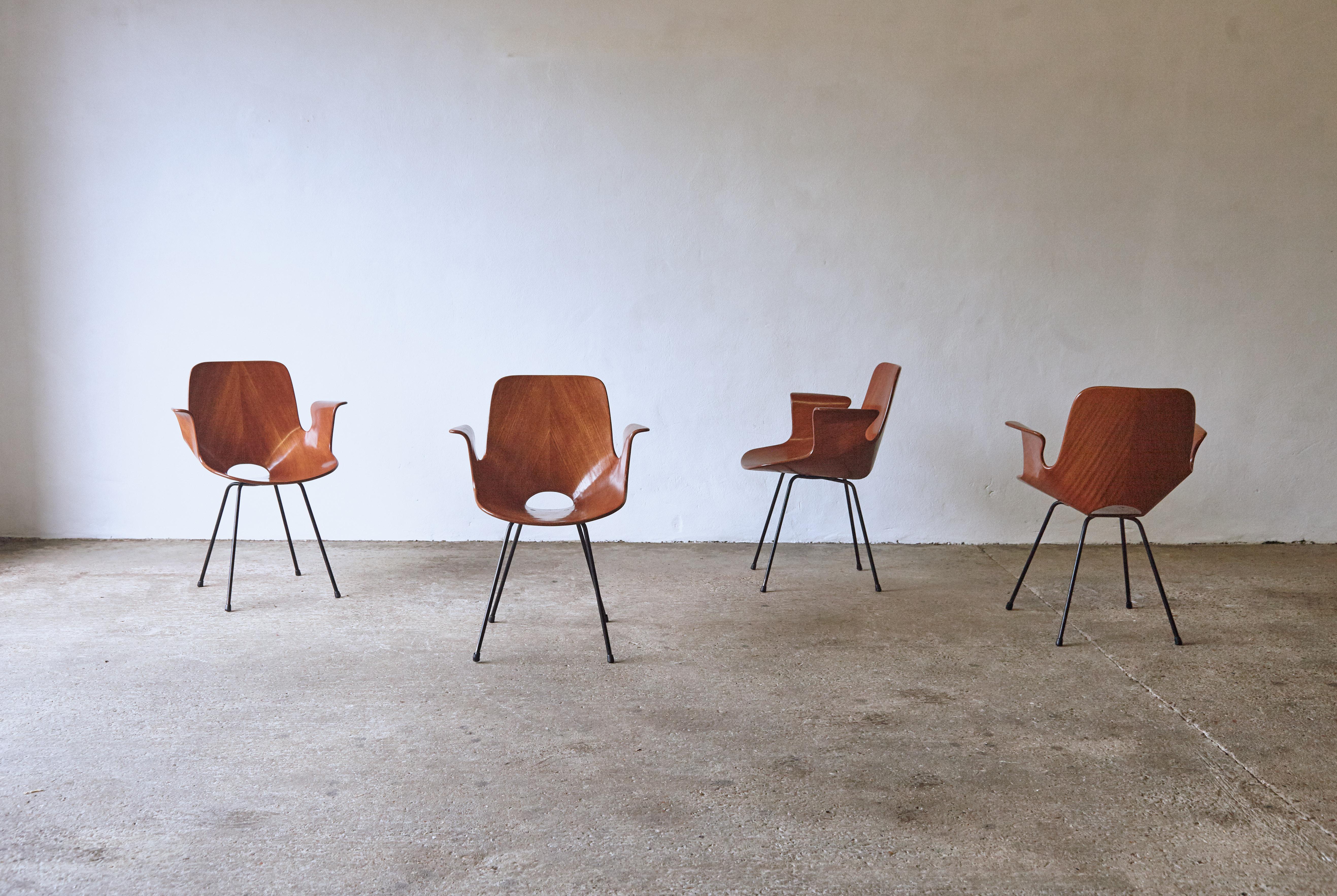 Superbe ensemble de 4 fauteuils Medea originaux de Vittorio Nobilis, pour Fratelli Tagliabue, Italie, années 1950. Un exemplaire porte la marque du fabricant. Expédition rapide dans le monde entier.




