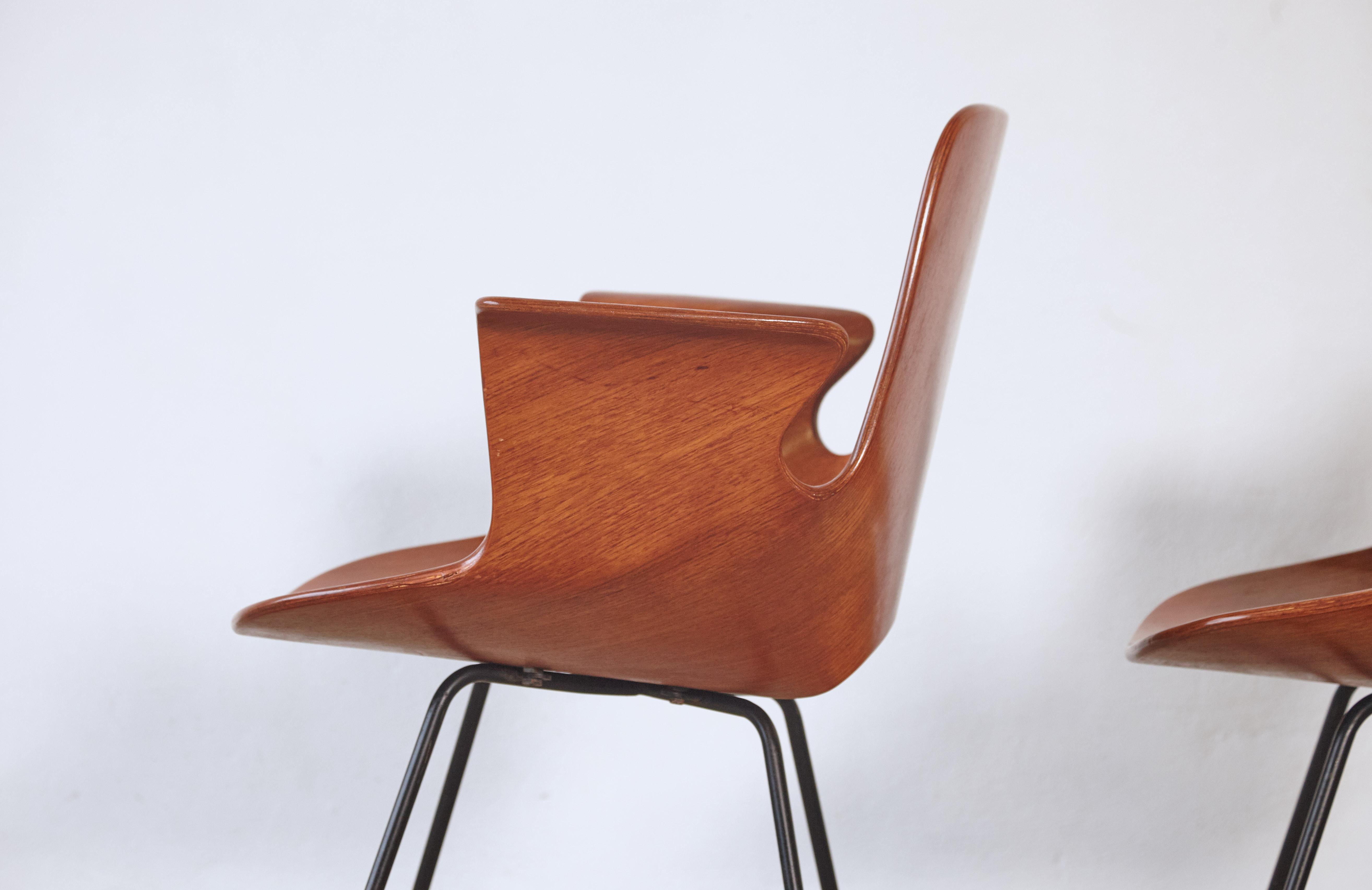 Satz von vier Stühlen von Vittorio Nobili für Fratelli Tagliabue Medea, Italien, 1950er Jahre (Metall) im Angebot