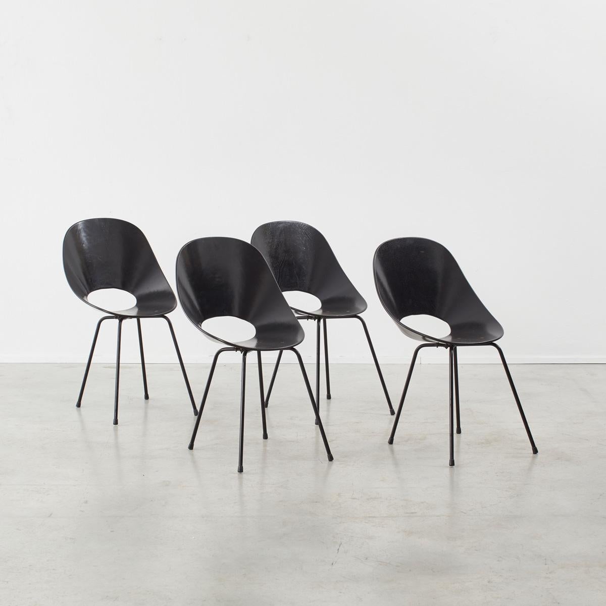 Représentation parfaite du style moderne organique, les chaises 
