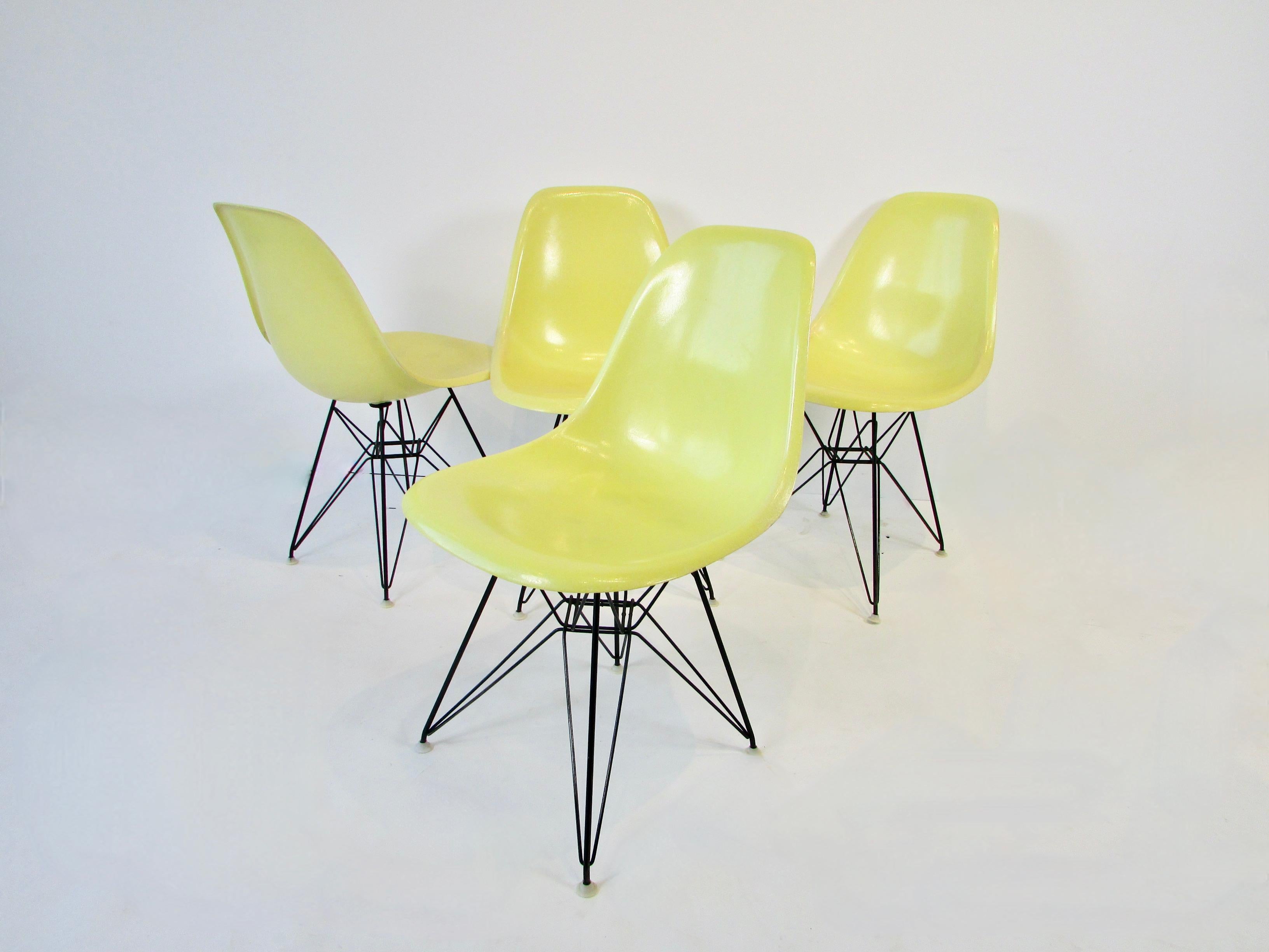 Mid-Century moderno Set di quattro sedie Eames DSR in fibra di vetro giallo vivo con base a torre Eiffel nera in vendita