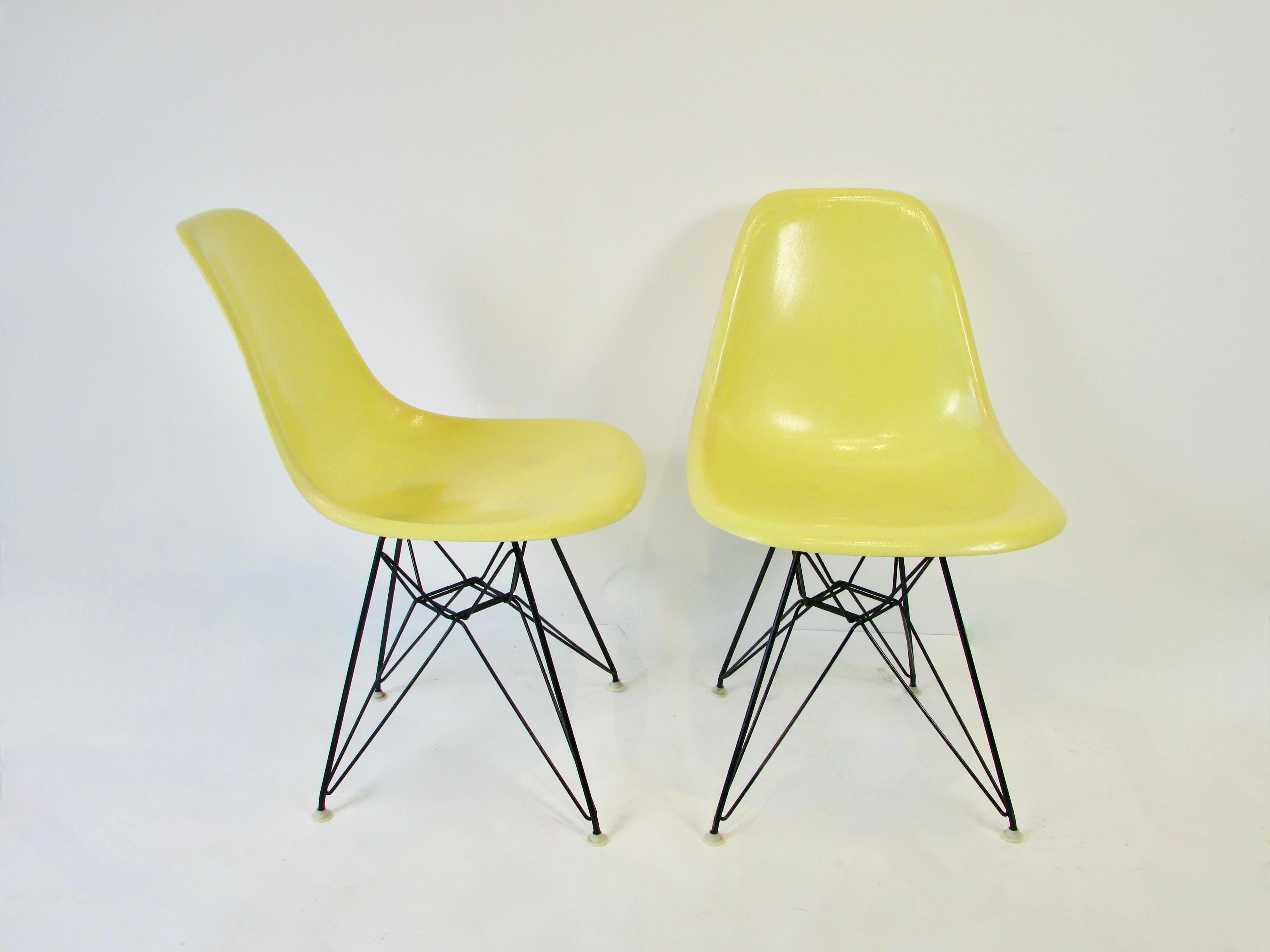 Set aus vier lebhaften gelben Eames DSR-Stühlen aus Glasfaser auf schwarzen Eiffelturm-Sockeln (amerikanisch) im Angebot