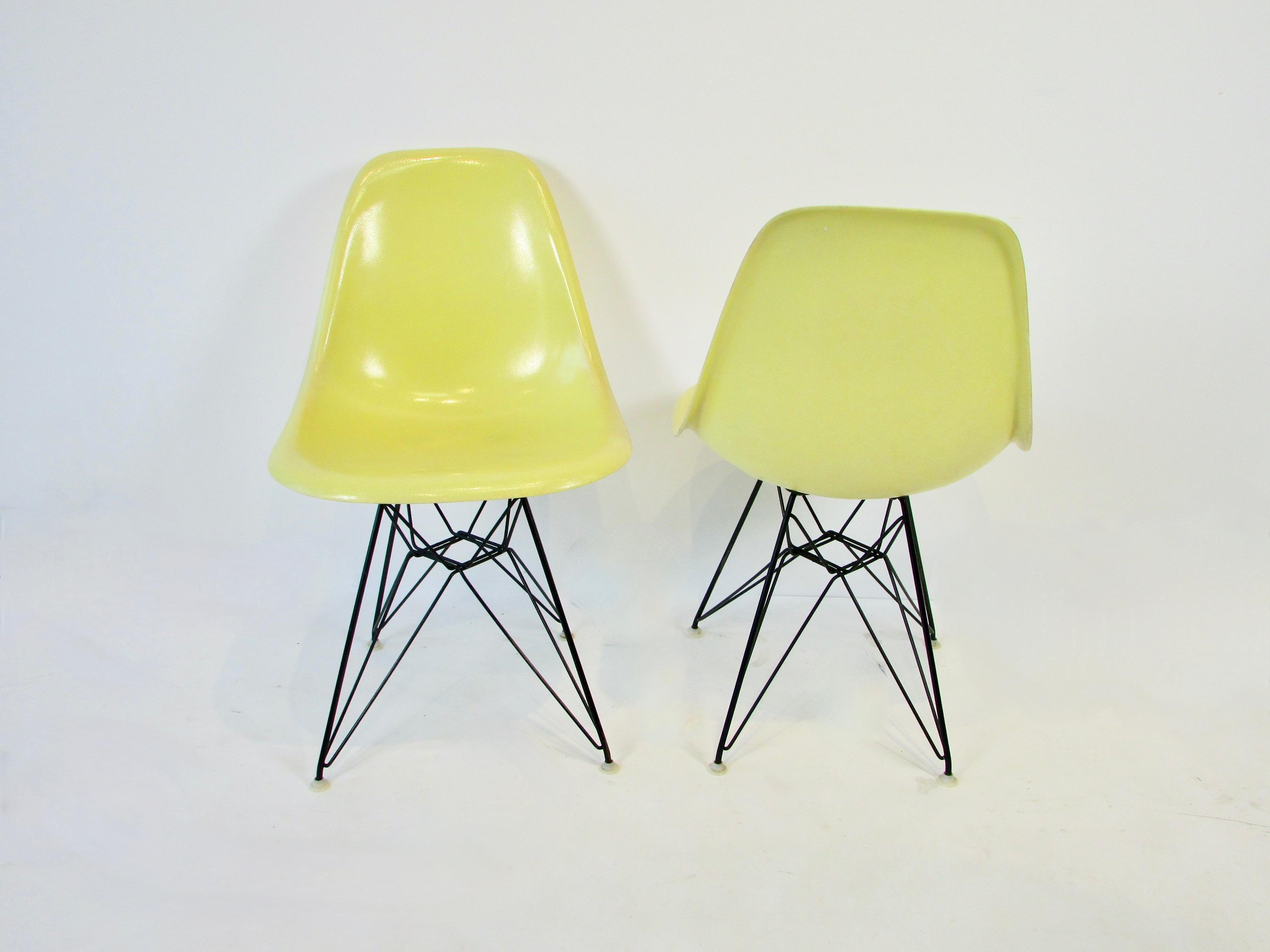 Set aus vier lebhaften gelben Eames DSR-Stühlen aus Glasfaser auf schwarzen Eiffelturm-Sockeln im Zustand „Gut“ im Angebot in Ferndale, MI