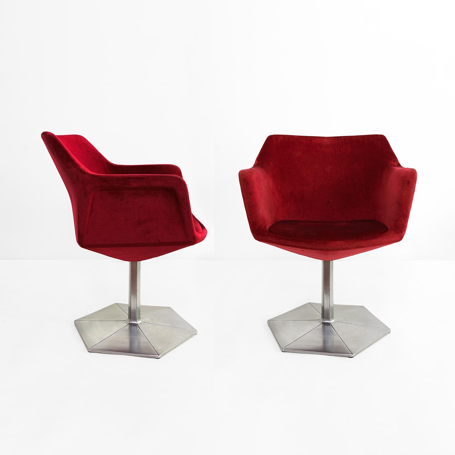 Scandinave moderne Ensemble de quatre chaises pivotantes Voitto Haapalainen Prisma avec corps à facettes. en vente