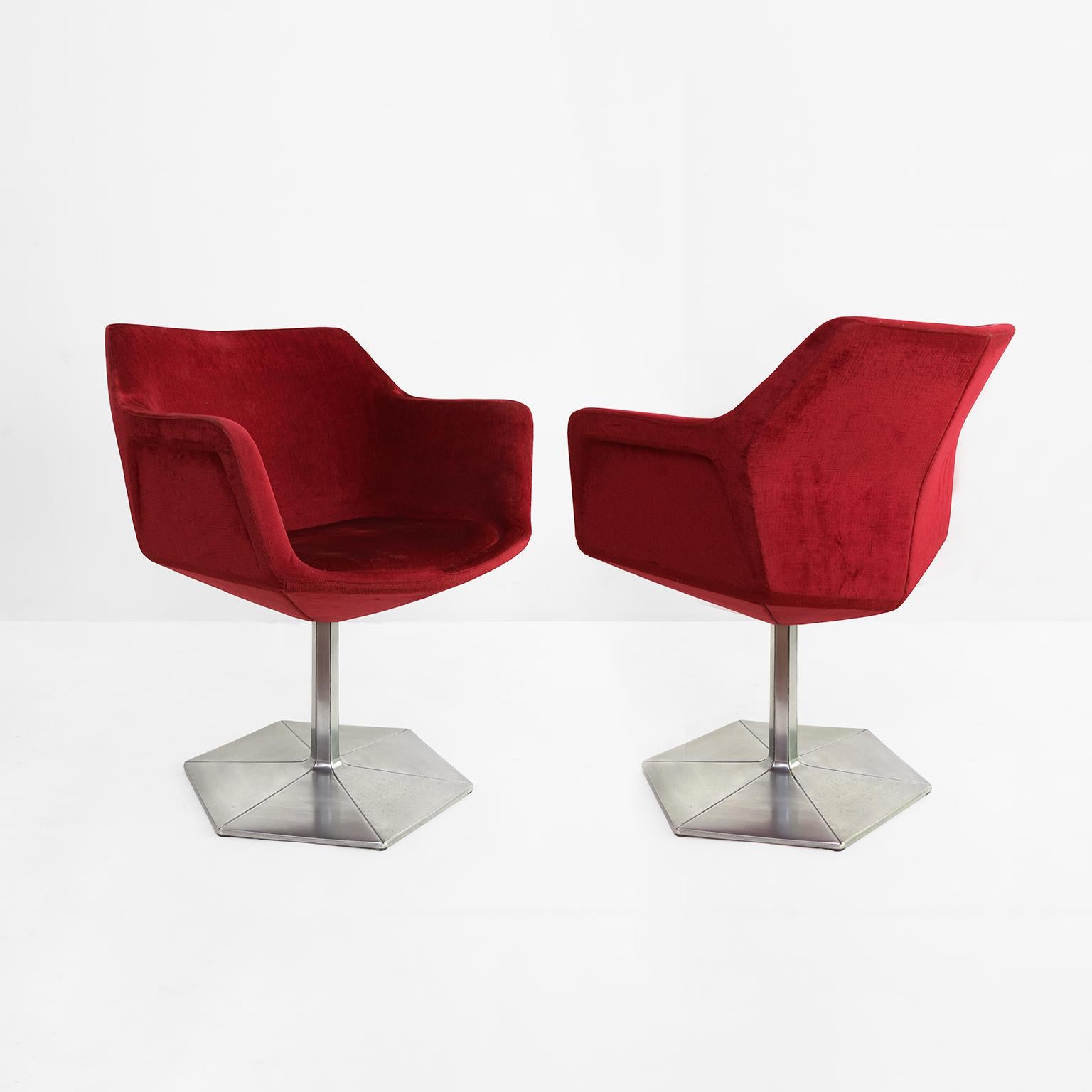 Finlandais Ensemble de quatre chaises pivotantes Voitto Haapalainen Prisma avec corps à facettes. en vente