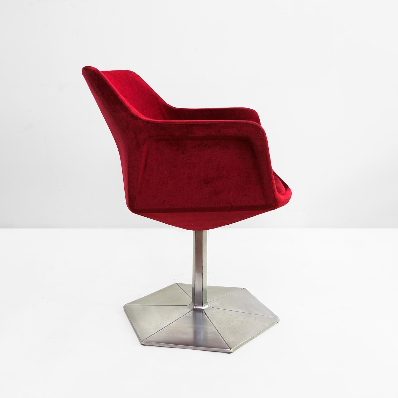 Moulage Ensemble de quatre chaises pivotantes Voitto Haapalainen Prisma avec corps à facettes. en vente