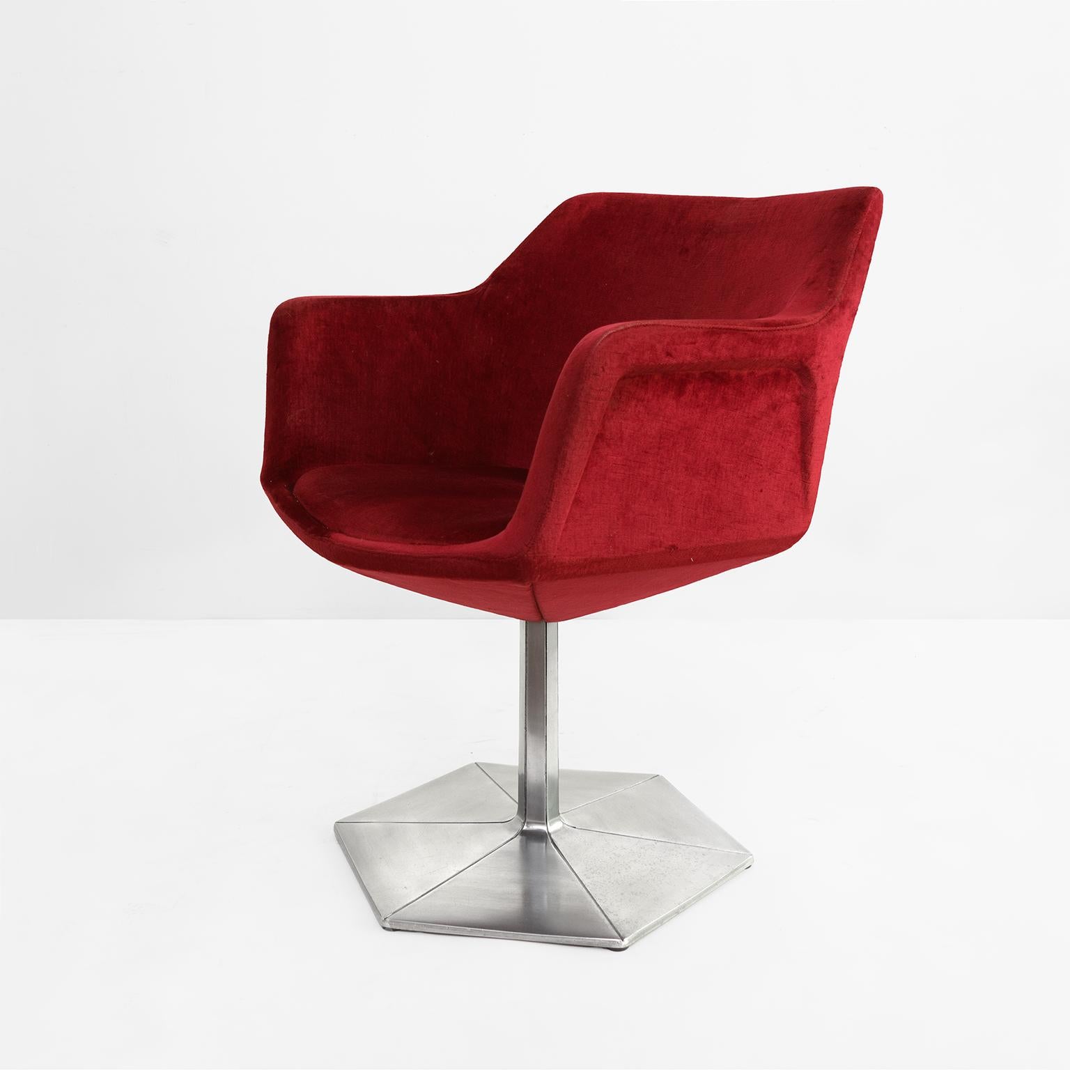 20ième siècle Ensemble de quatre chaises pivotantes Voitto Haapalainen Prisma avec corps à facettes. en vente