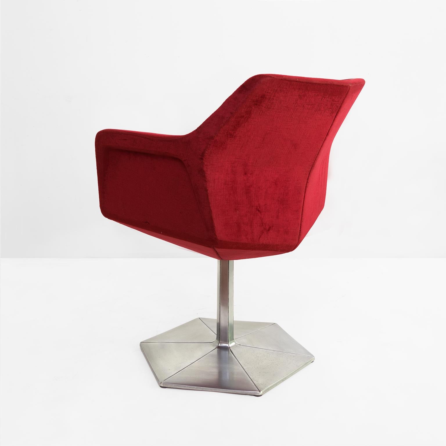 Aluminium Ensemble de quatre chaises pivotantes Voitto Haapalainen Prisma avec corps à facettes. en vente