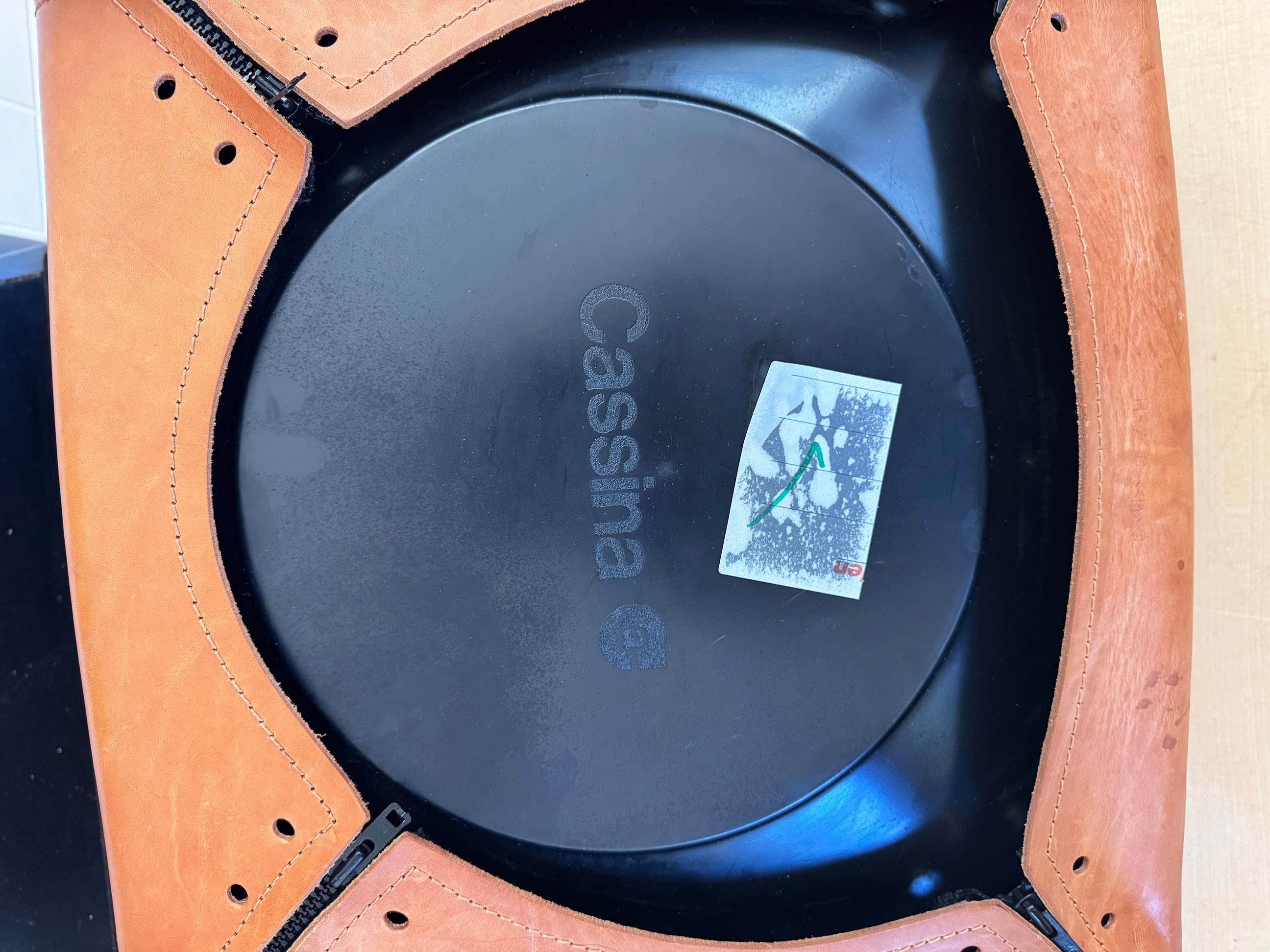 Ensemble de QUATRE fauteuils Cassina Cab 413 en cuir naturel brun cognac Bellini en vente 8