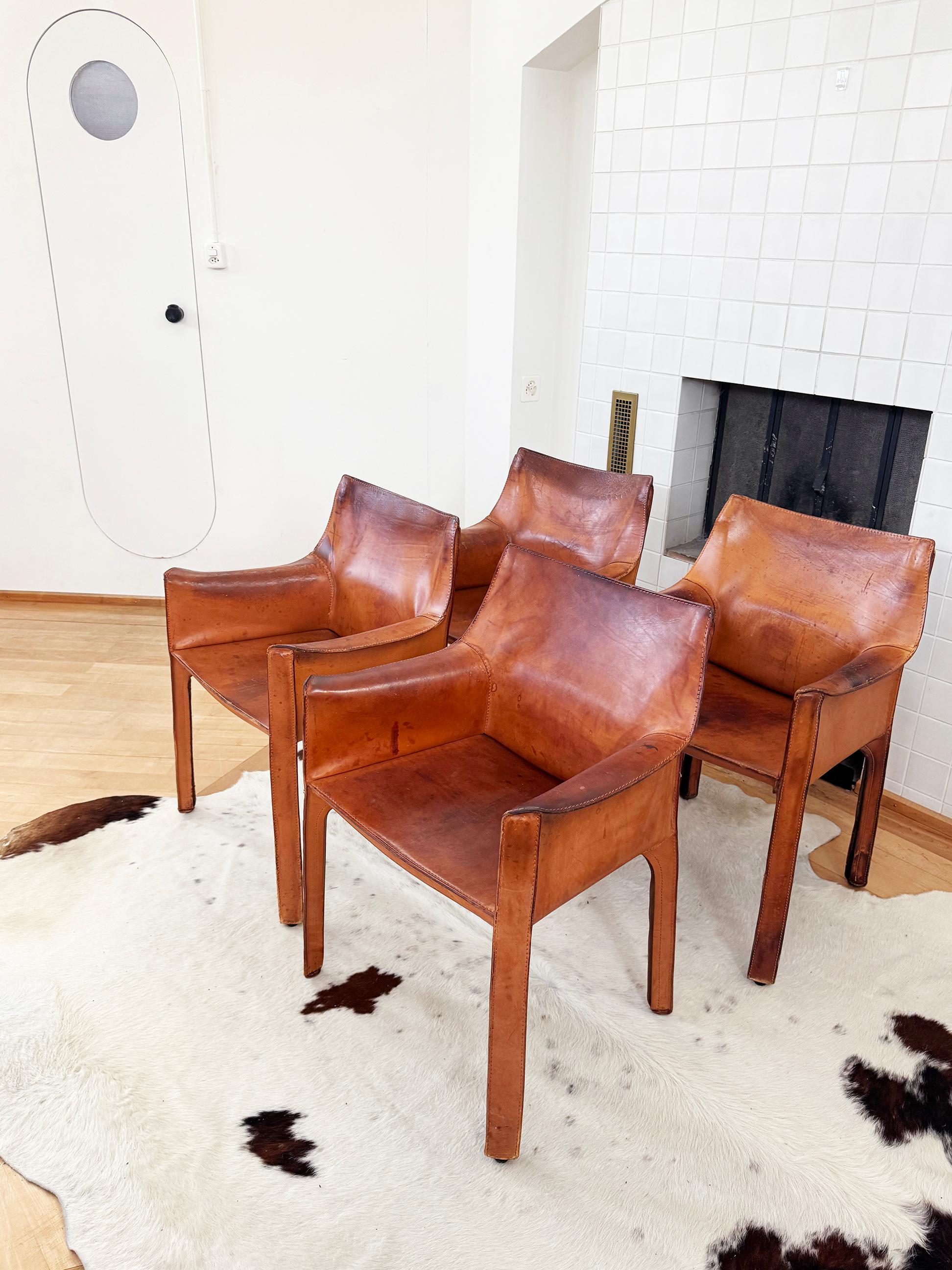 Postmoderne Ensemble de QUATRE fauteuils Cassina Cab 413 en cuir naturel brun cognac Bellini en vente
