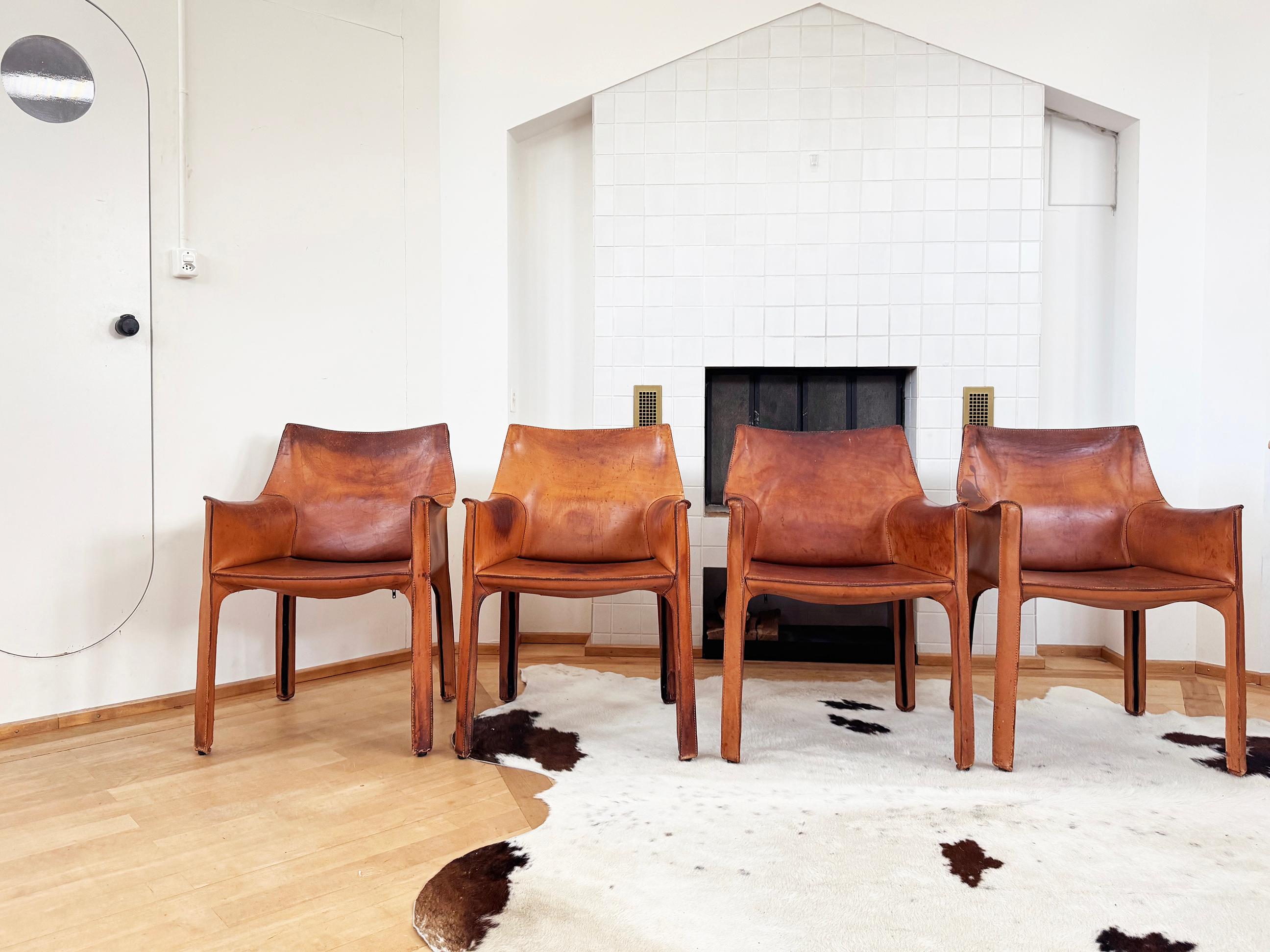 italien Ensemble de QUATRE fauteuils Cassina Cab 413 en cuir naturel brun cognac Bellini en vente