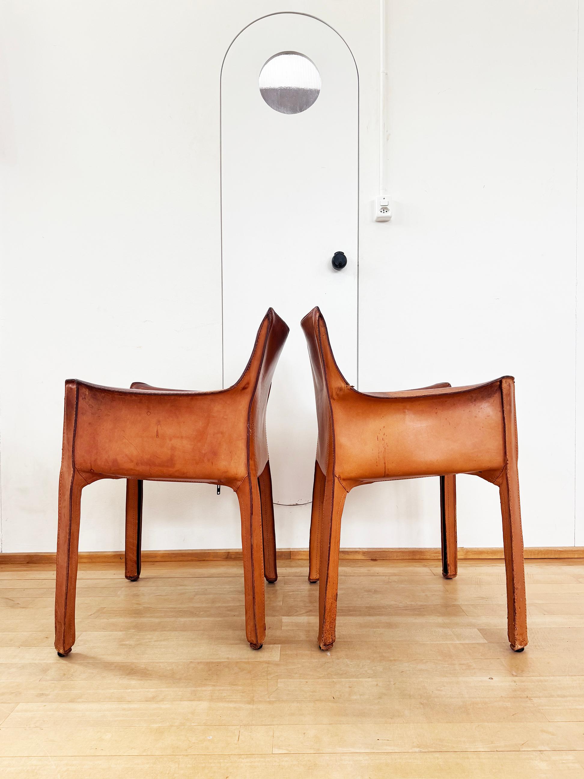 Métal Ensemble de QUATRE fauteuils Cassina Cab 413 en cuir naturel brun cognac Bellini en vente