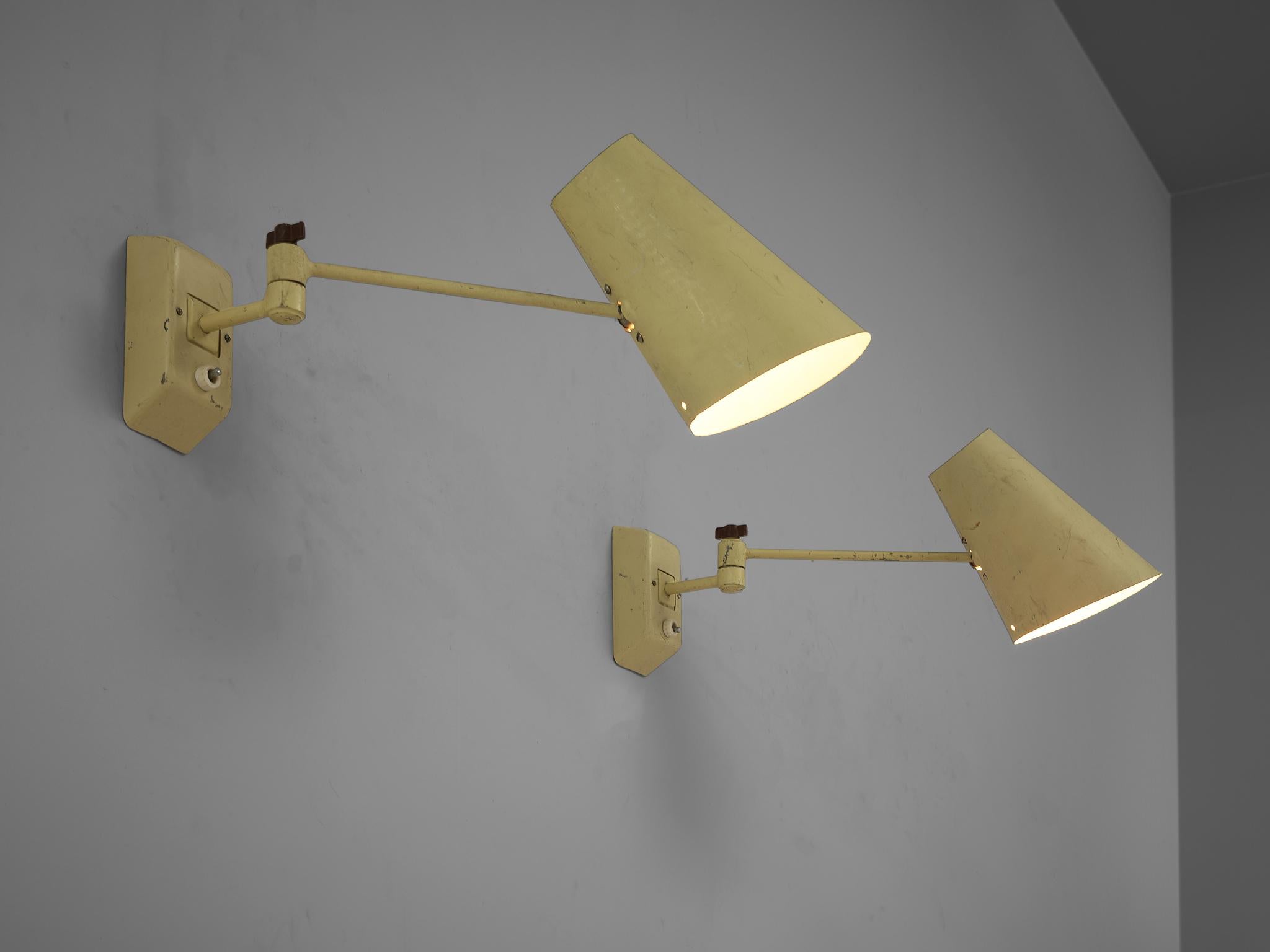 Ensemble de quatre lampes murales en métal laqué jaune pâle en vente 4