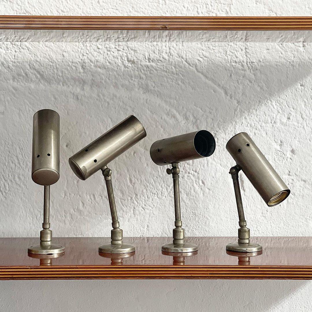 Faretti da galleria - Faretti moderni di metà secolo - Lampade decorative

Set di quattro faretti Mid-Century Modern, realizzati in Italia negli anni '50/'60, con una struttura a doppia cerniera che permette di inclinarli e orientarli facilmente