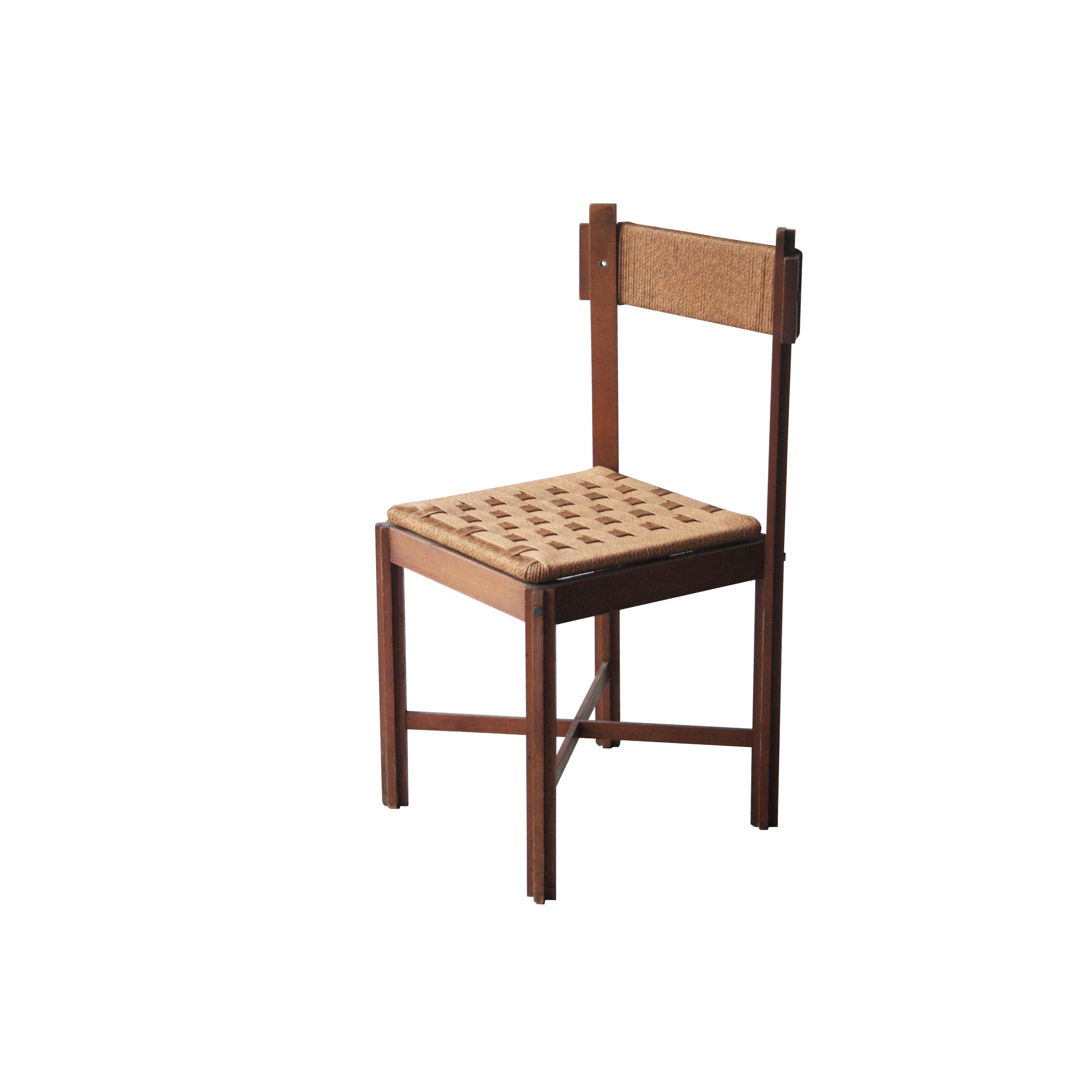 Set of four chairs with walnut structure with seat and back in natural braided fiber.
  