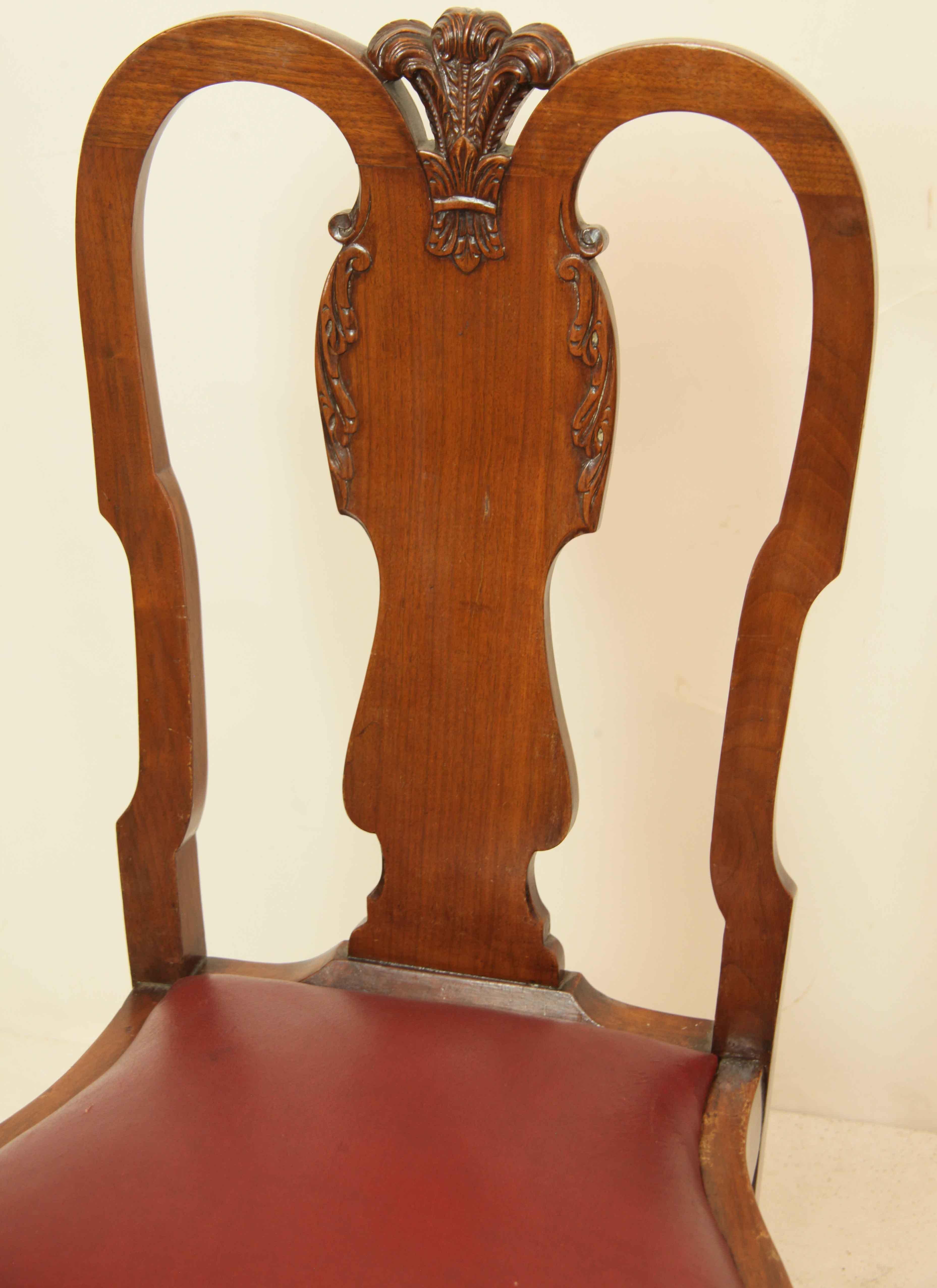 Sculpté à la main Ensemble de quatre chaises d'appoint en noyer de style George II en vente