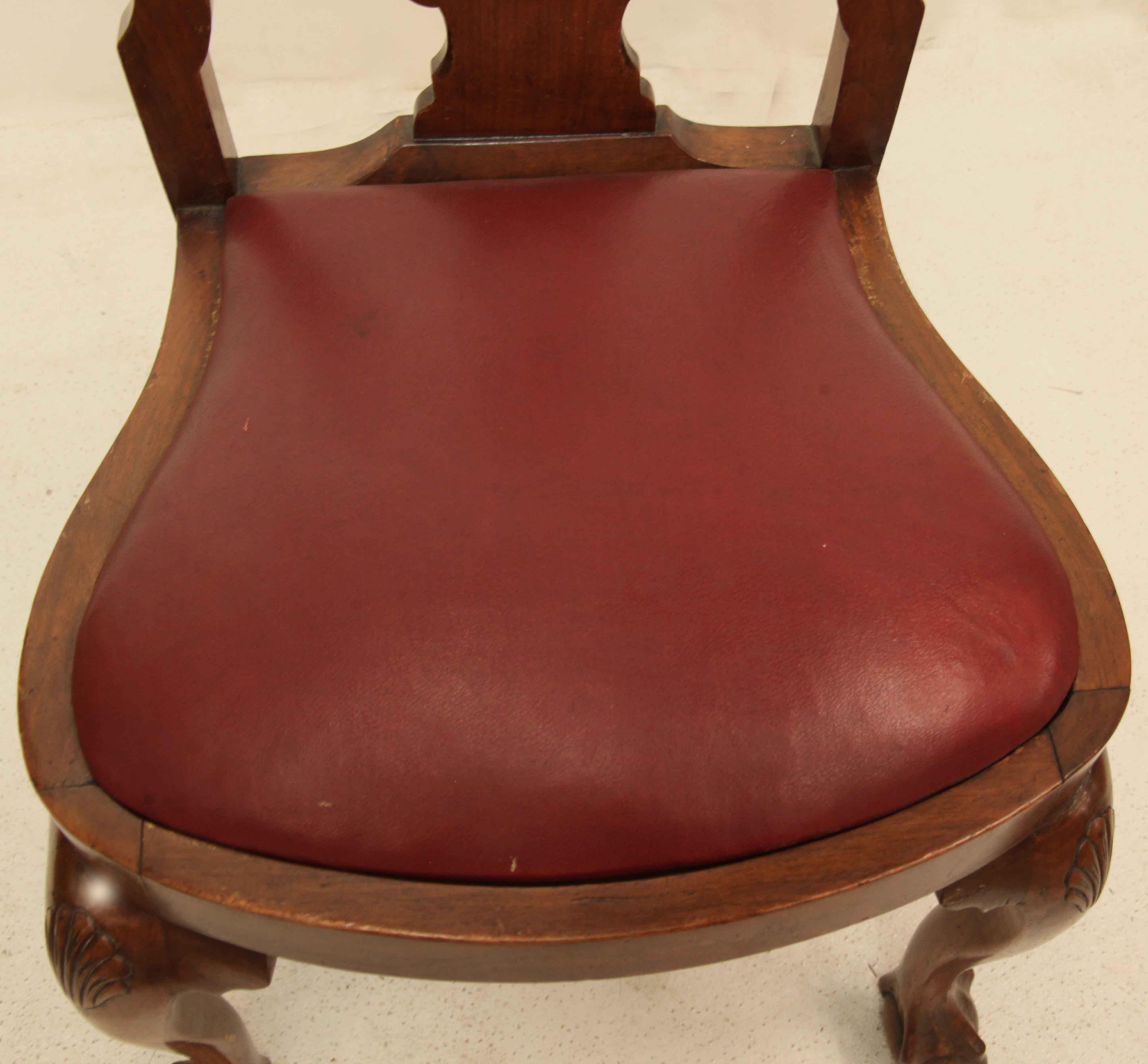Cuir Ensemble de quatre chaises d'appoint en noyer de style George II en vente