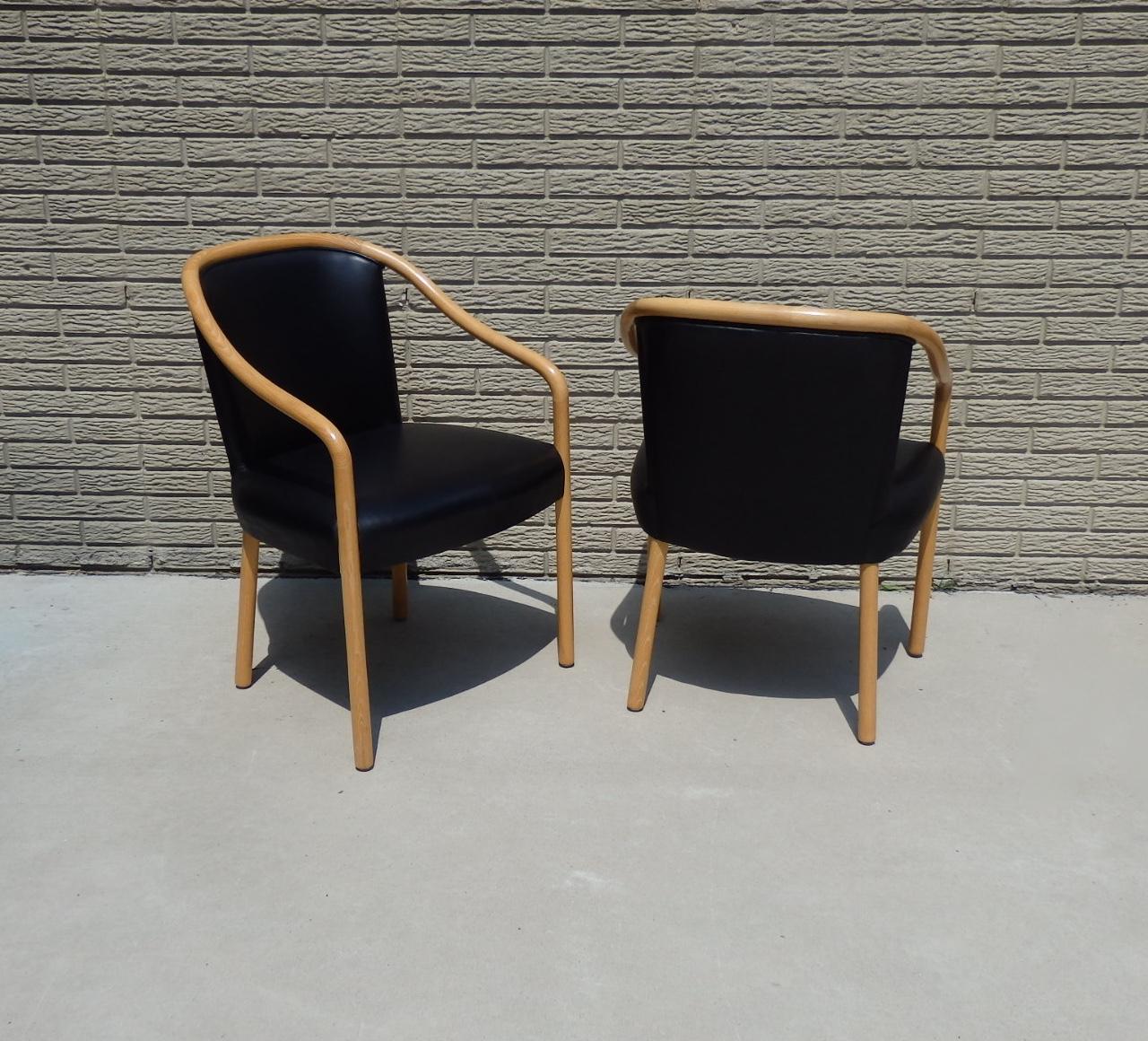Ensemble de quatre chaises Ward Bennet à structure en frêne tapissées de cuir noir 3