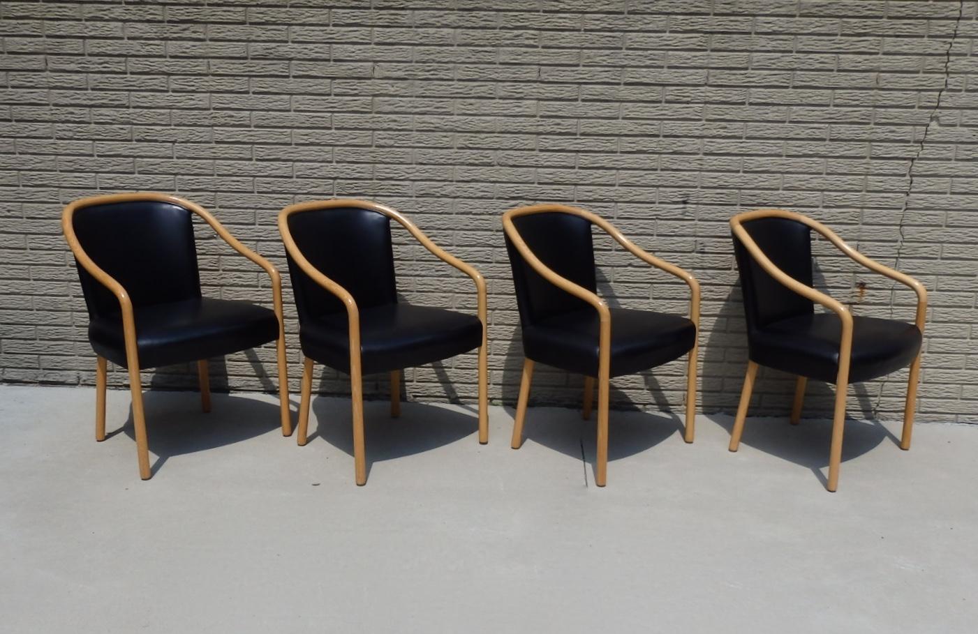 Ensemble de quatre chaises Ward Bennet à structure en frêne tapissées de cuir noir 4