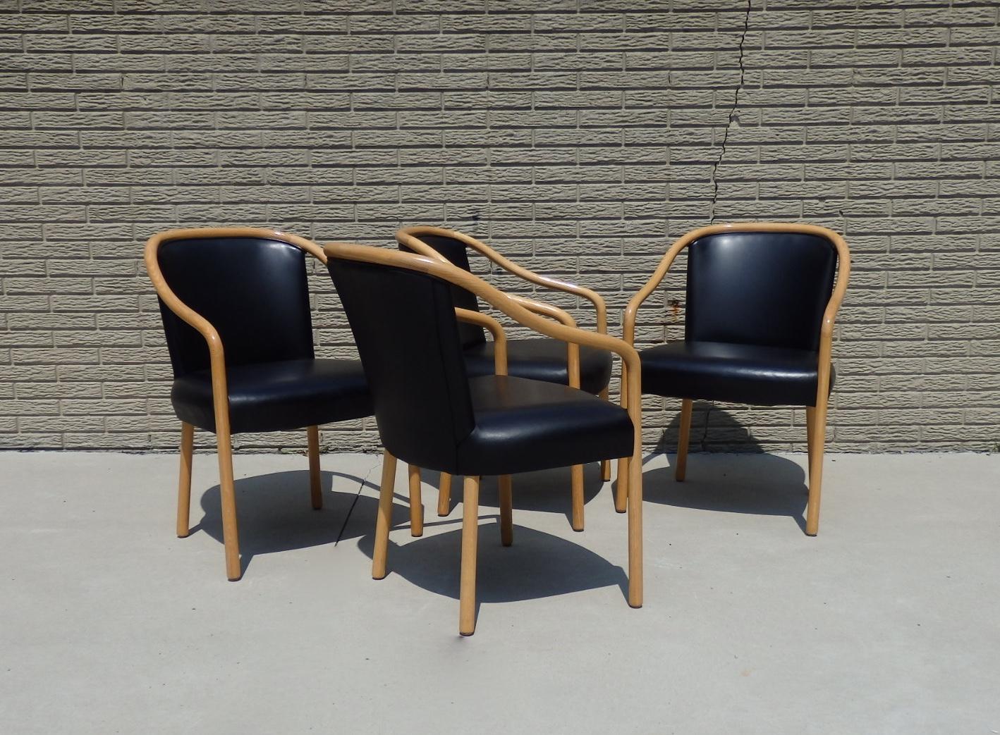 Mid-Century Modern Ensemble de quatre chaises Ward Bennet à structure en frêne tapissées de cuir noir