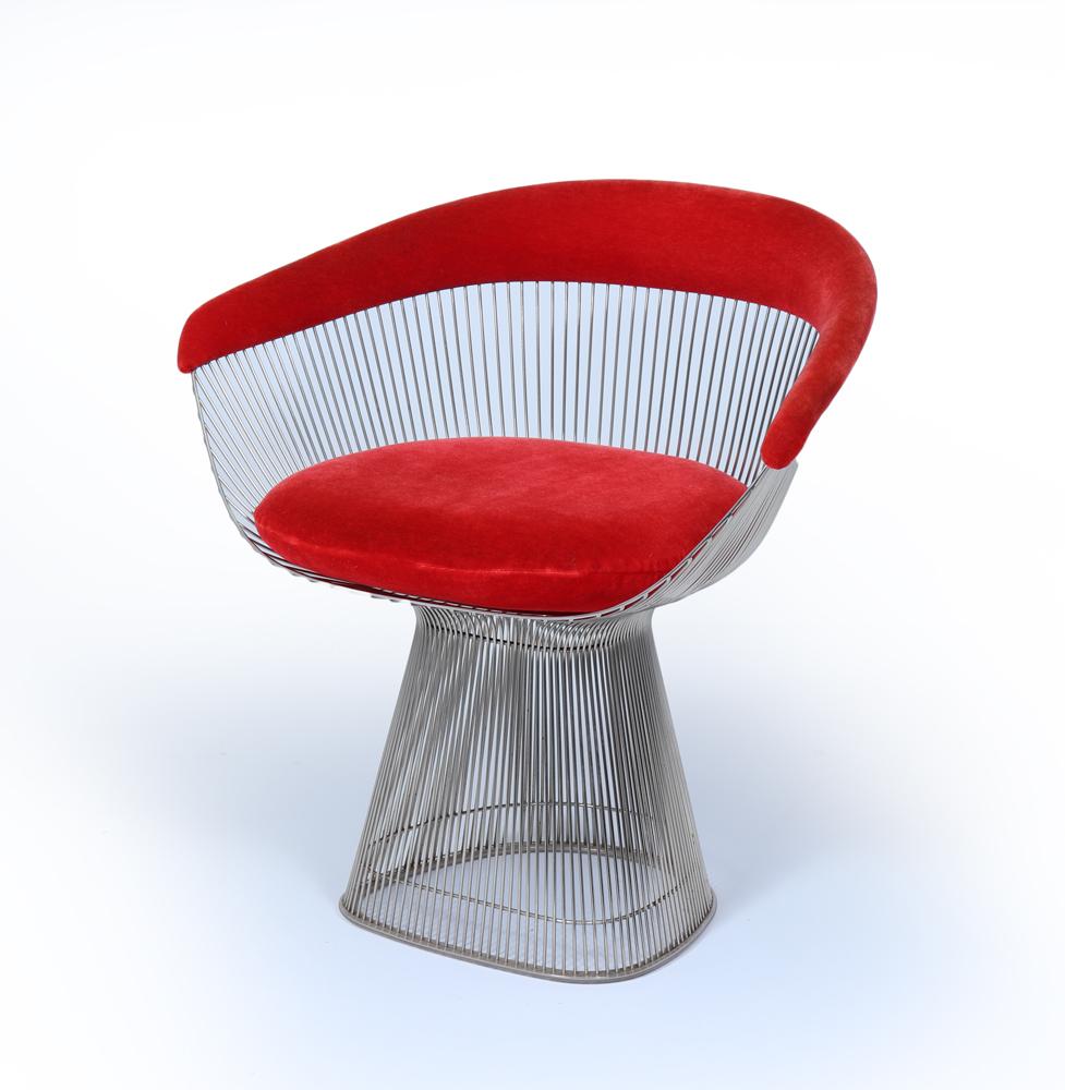 Sedie da pranzo Warren Platner
Un iconico set di quattro poltrone da pranzo Warren Platner per Knoll, disegnate negli anni '60 e immediatamente riconoscibili per la loro eleganza scultorea e presenza architettonica. Ogni sedia è realizzata con