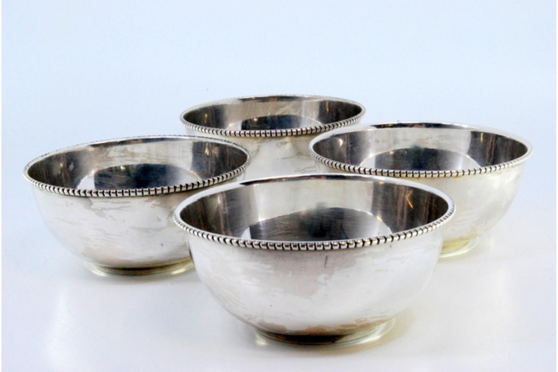 Description: Set of four washbasins in smooth silver with pearly edges. Metal: Silver. Origin: Portuguese. Mark: standing eagle. Weight: 218.82 grams (Set of four washbasins). Dimensions: 9.5x4.5cm. Content: 833/1000. Assay Mark: Yes, between 1938