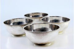 Set of four washbasins in smooth silver with pearly edges
