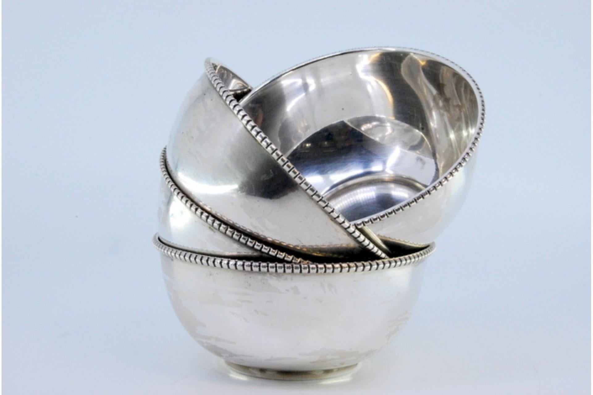 European Set of four washbasins in smooth silver with pearly edges For Sale