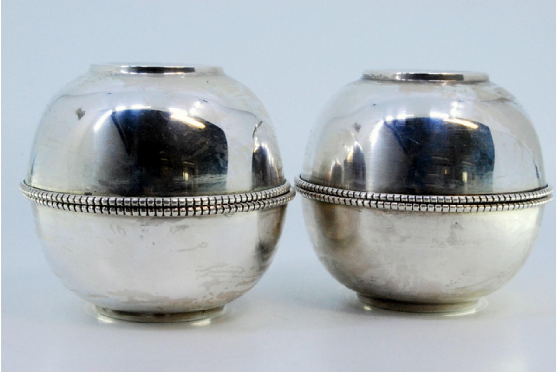 Set of four washbasins in smooth silver with pearly edges In Good Condition For Sale In Porto, PT