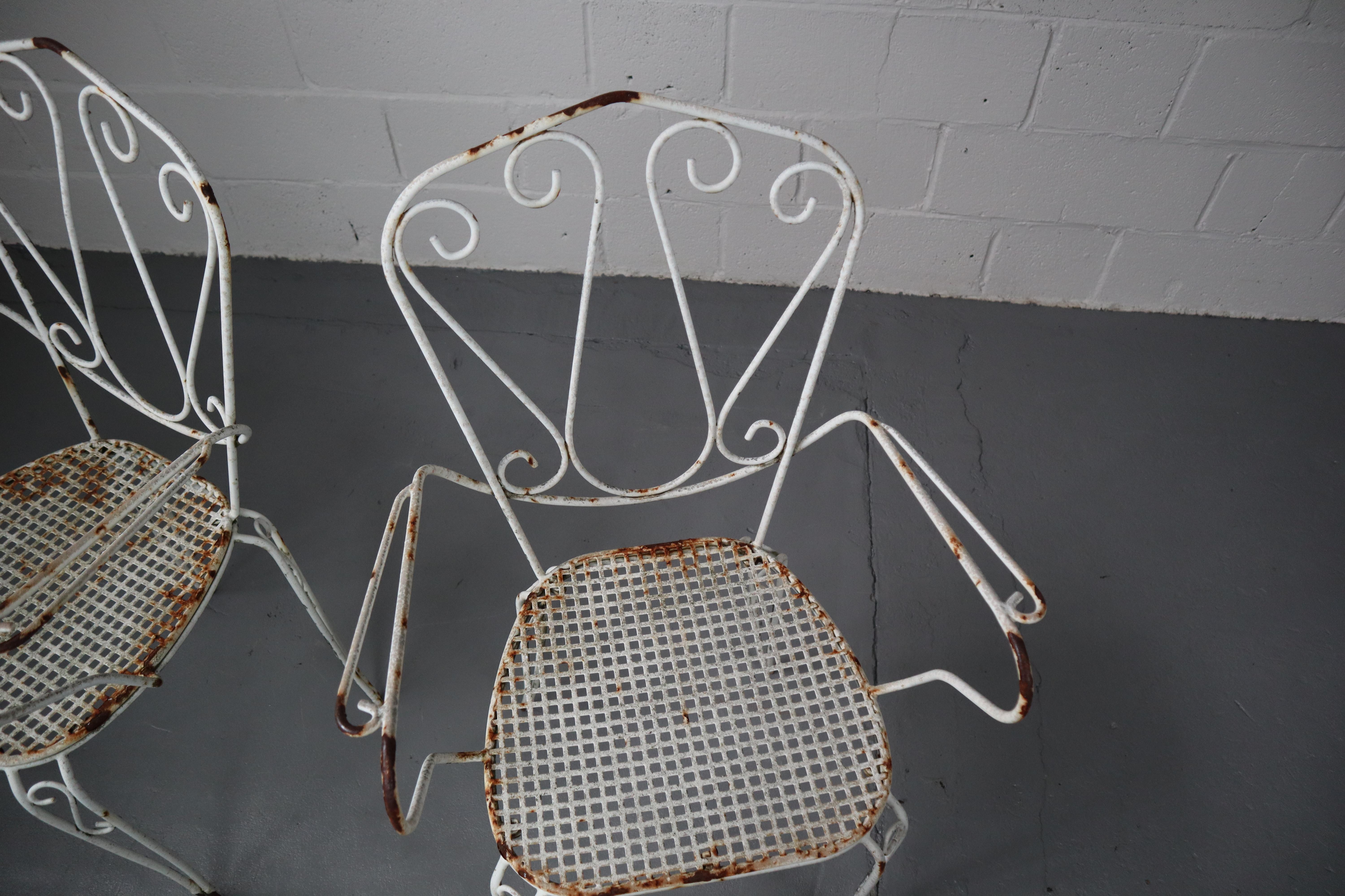 Set of Four Weathered Iron Garden Chairs In Fair Condition For Sale In Langemark-Poelkapelle, BE
