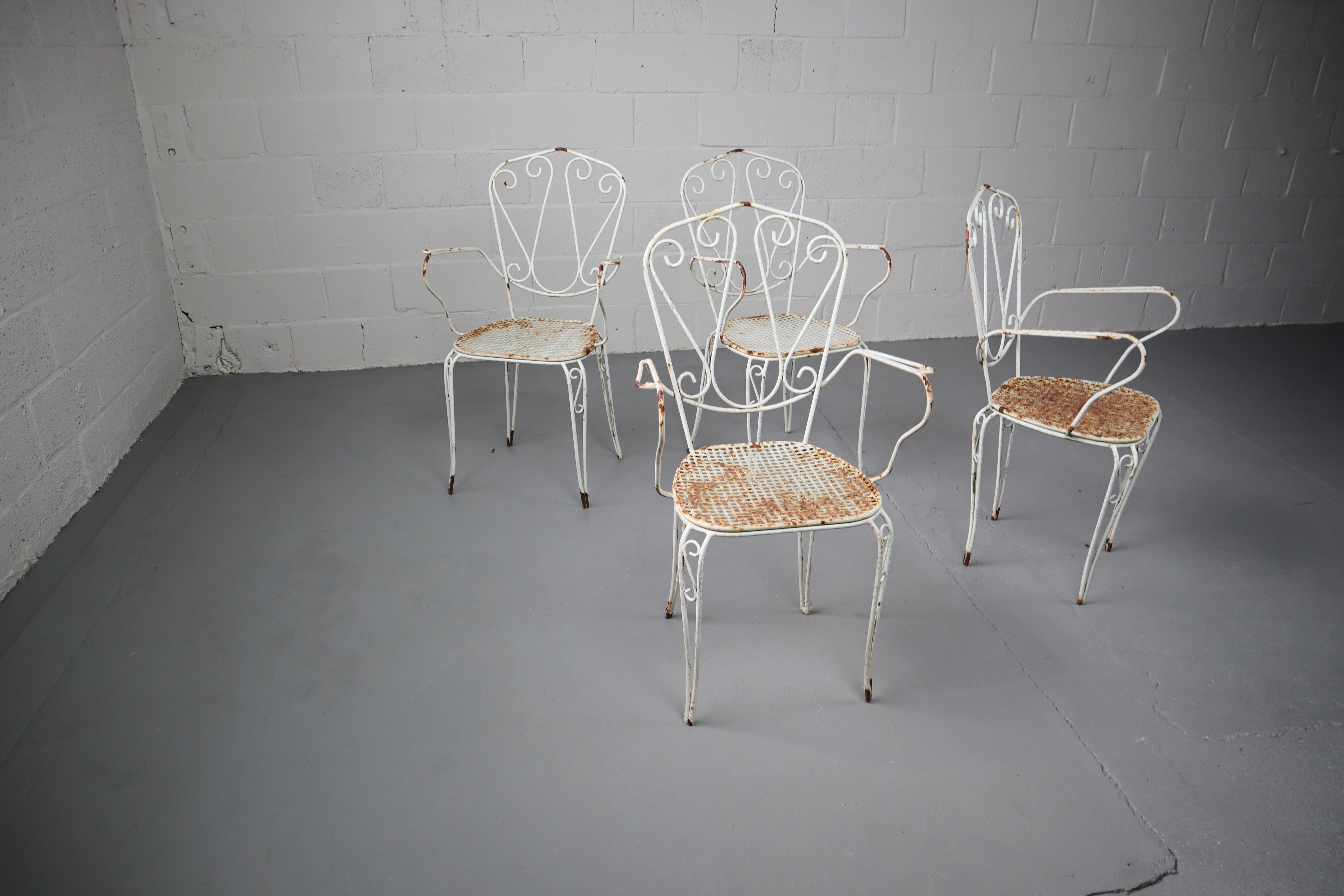 20ième siècle Ensemble de quatre chaises de jardin en fer vieilli en vente