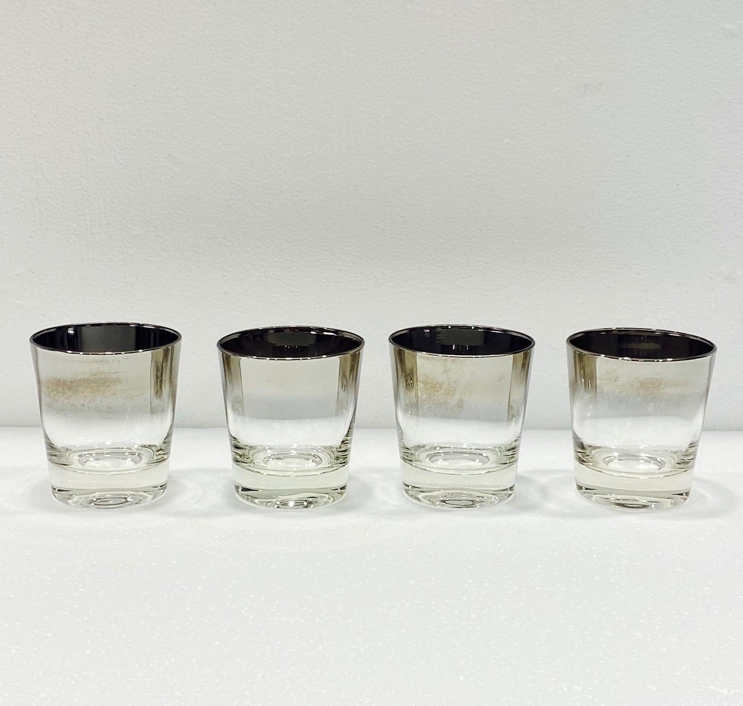 Mid-Century Modern Ensemble de quatre verres à whisky avec incrustation d'argent par Dorothy Thorpe, vers les années 1960